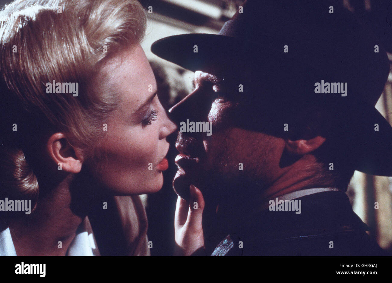 Indiana Jones und der letzte Kreuzzug Die hübsche Elsa (ALISON DOODY) steh Indiana Jones (Harrison Ford) zur Seite und bis Sie den Kelch sagenumwobenen gefunden haben, gilt es noch manches Abenteuer zu,... Regie : Steven Spielberg aka. Indiana Jones et la dernière croisade Banque D'Images