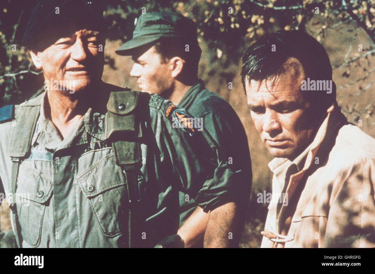 Les bérets verts USA 1967 - John Wayne le colonel Kirby (JOHN WAYNE) wird beauftragt mit einer Spezialeinheit der, Bérets verts mitten im Gebiet der ein Vietcong Militärlager aufzubauen. Begleitet wird die Truppe von dem kritischen Journalisten Beckworth (DAVID JANSSEN). Regie : John Wayne aka. Les bérets verts Banque D'Images