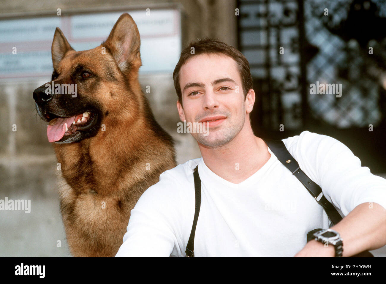 Kommissar Rex Für Brandtner (GEDEON BURKHARD) Rex und beginnt eine aufreibende Hetzjagd : Sie müssen die Kinder von Horst Bacher Handy, da dieser zuvor seine Frau erschoss und nun auch die Kinder mit den Tod nehmen va... Regie : Peter Carpentier aka. Kinder auf der Flucht Banque D'Images