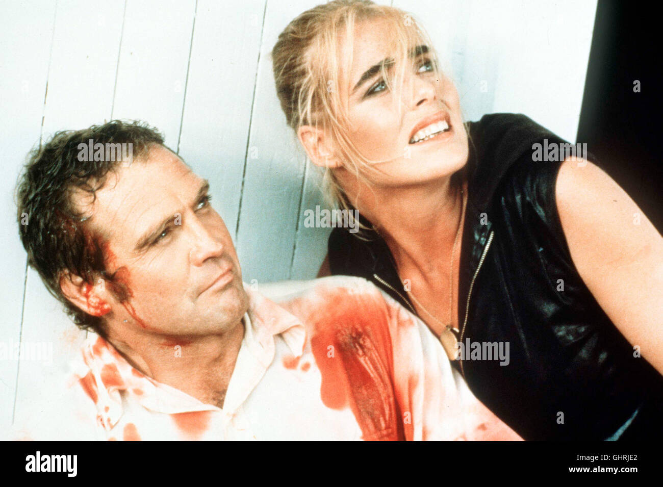 DIE RACHE DER KILLERFISCHE - Die Bande unter der Führung von Robert Lasky (LEE MAJORS) überfällt Diamantenmine, um eine aus dem Tresor einen Diamanten- schatz zu rauben. Der Coup gelingt, doch der Aufrtaggeber läßt die Beute vorsichtshalber einem Voir versenken, dans er dem zuvor Piranhas ausgesetzt hat. Dieses als sich explosionsartig vermehren, kommt es zur Katastrophe. Hier mit Gabriele (MARGAUX HEMINGWAY). Regie : Anthony M. Dawson aka. Poissons tueur Banque D'Images