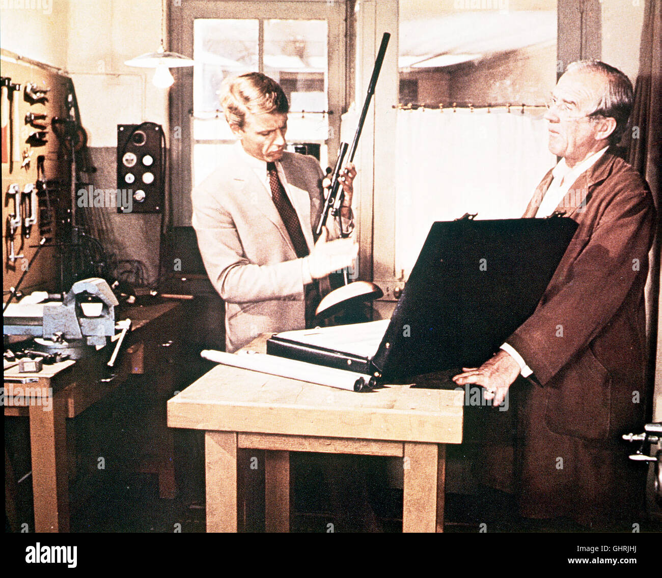 Der schakal - Der 'Schakal" (EDWARD FOX) besorgt sich beim armurier Waffenhändler (CYRIL CUSACK) seine Tatwaffe... Regie : Fred Zinneman aka. Le jour de la Jackal Banque D'Images