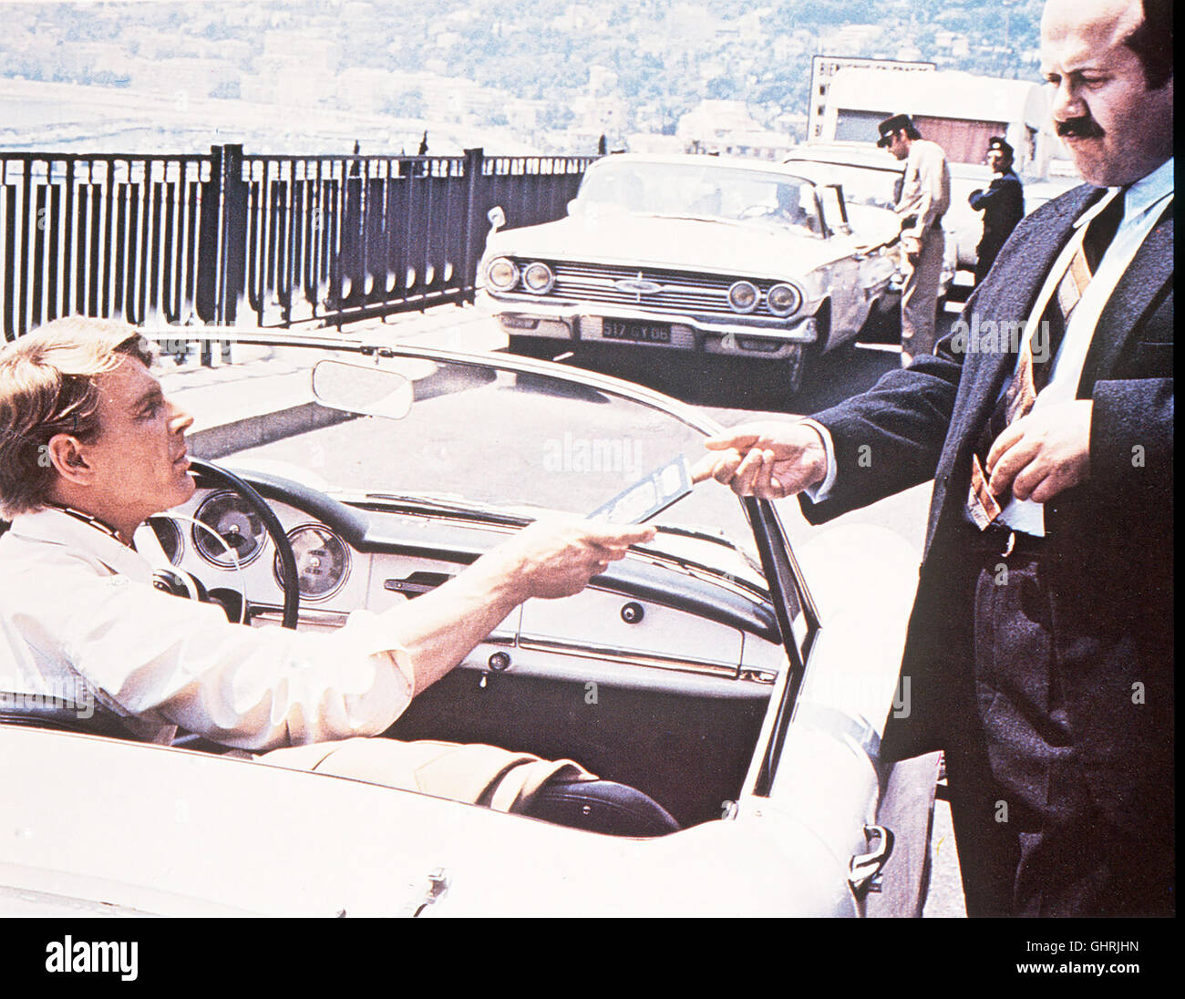 Der schakal - Mit falschen Papieren versorgt, Gelingt es 'Schakal dem' (EDWARD FOX) ungehindert Polizeisperren die zu passieren... Regie : Fred Zinneman aka. Le jour de la Jackal Banque D'Images