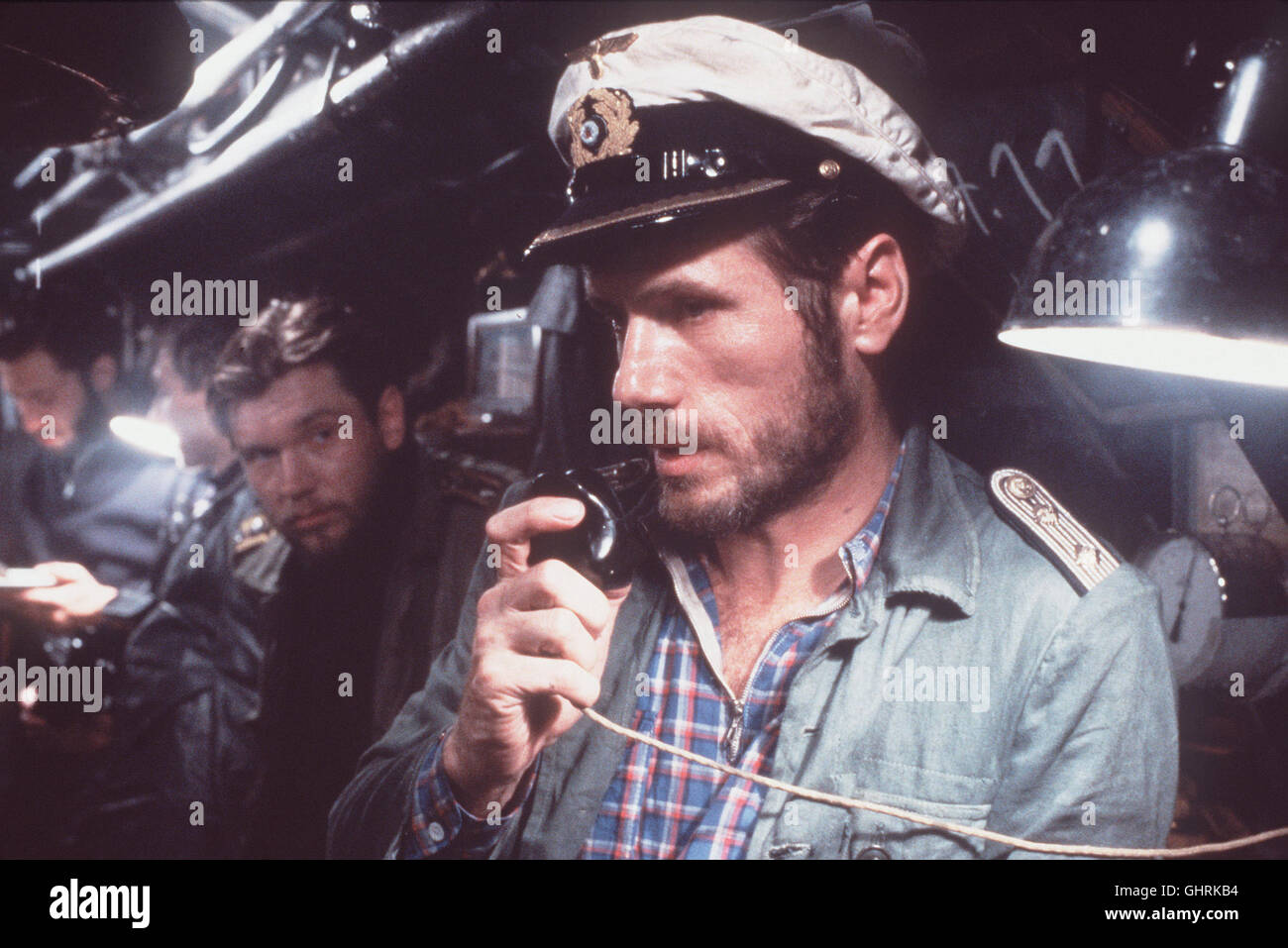Das Boot (5) Voir mit dem Alten', 'U-Boot Kommandant (Jürgen Prochnow) - und im Hintergrund - BERND TAUBER. Regie : Wolfgang Petersen Banque D'Images