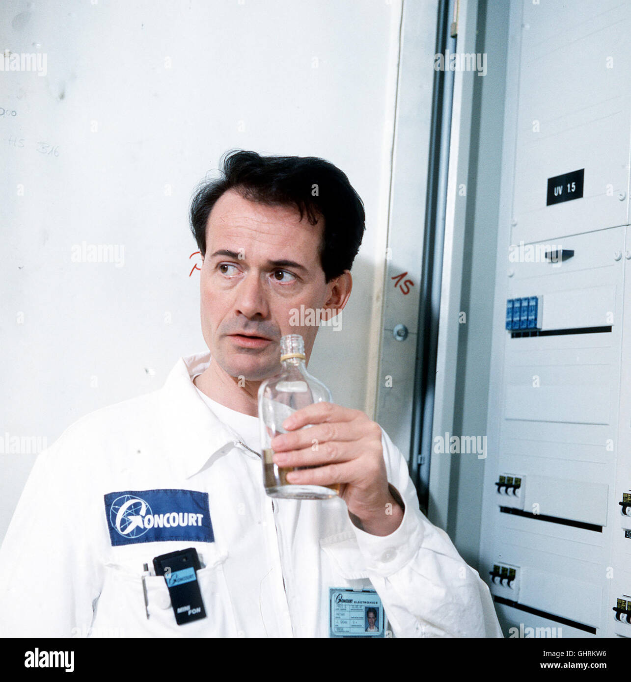 Mission eureka - Gibbs arbeitet mit Intensität der Entwicklung von G 5. Er ist durch sein Alkoholproblem behindert, das zwar nicht seine Intelligenz, wohl aber seine motorischen Reflexe behindert... Bild : Dr. Gibbs (GERD BÖCKMANN) Régie : Franz Peter Wirth aka. Sechsteilige Killer-Computer der Reihe : Banque D'Images