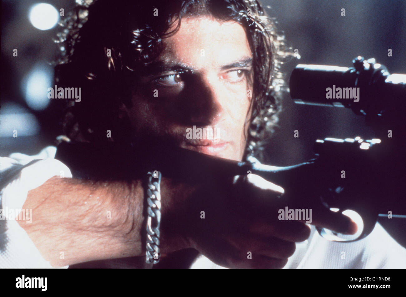 Tueur à gages - DIE Der Meister der anerkannte allseits Profikiller Robert Rath merkt, dass er langsam zu alt wird für seinen Job : während eines Auftrages hat ihm der junge Heißsporn Miguel Bain (Antonio Banderas,r.) die Arbeit abgenommen, indem er Raths Zielperson. erledigte vor ihm Rath beschließt, noch einen Auftrag anzunehmen und sich dann zur Ruhe zu setzen. Regie : Richard Donner aka. Assassins Banque D'Images