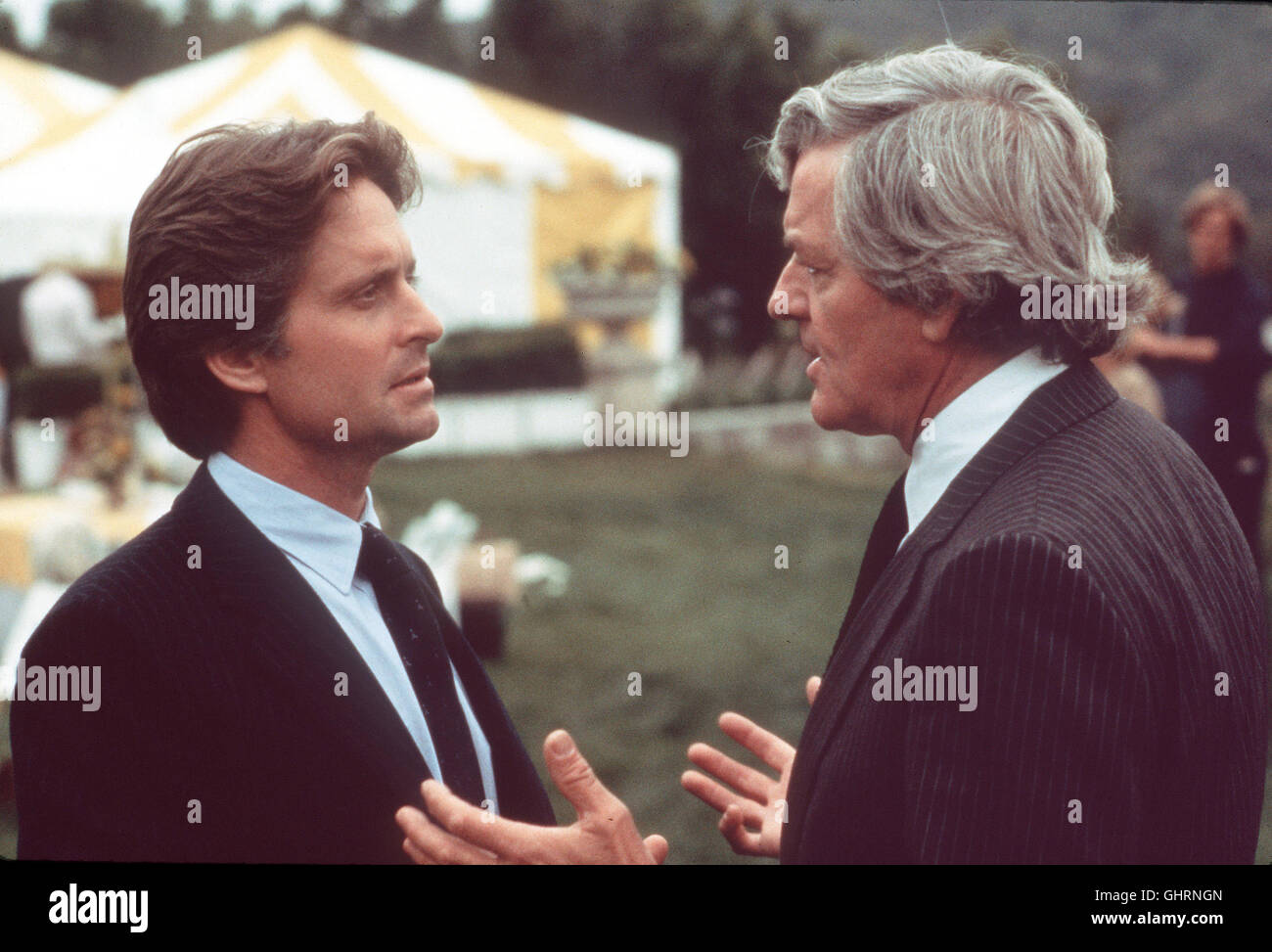 RICHTER EIN SIEHT ROT- der ältere Kollege Caulfield (HAL HOLBROOK) überredet Hardin (MICHAEL DOUGLAS), der 'Star' Chamer von Juristengruppe - beizutreten, mourir dans Selbstjustiz Todesurteile fällt. Regie : Peter Hyams aka. La Star Chamber Banque D'Images