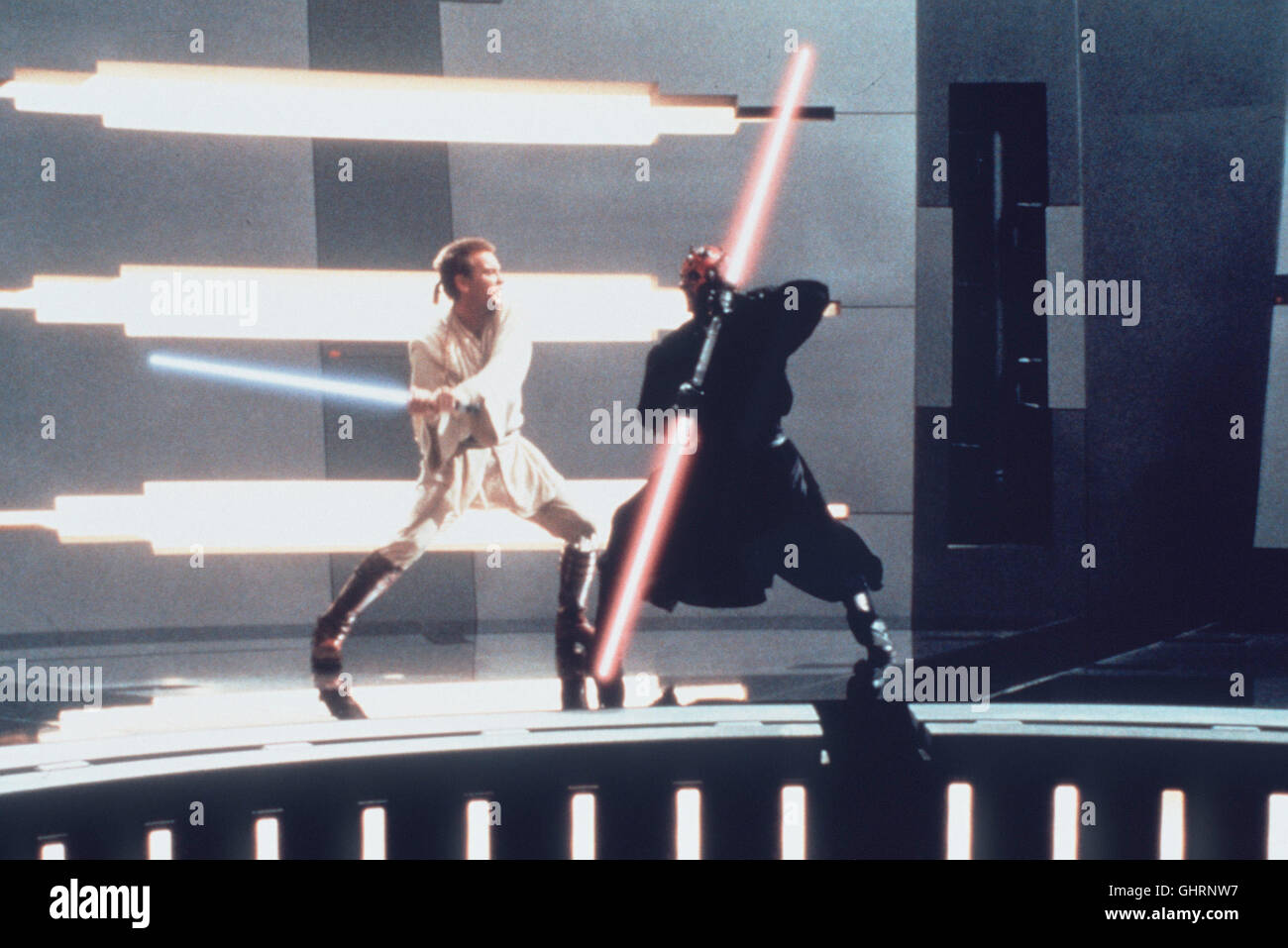 STAR WARS Épisode 1/ DIE DUNKLE BEDROHUNG EWAN McGREGOR (Obi-Wan Kenobi), RAY PARK (Dark Man) Régie : George Lukas aka. Épisode 1 - La Menace Fantôme Banque D'Images