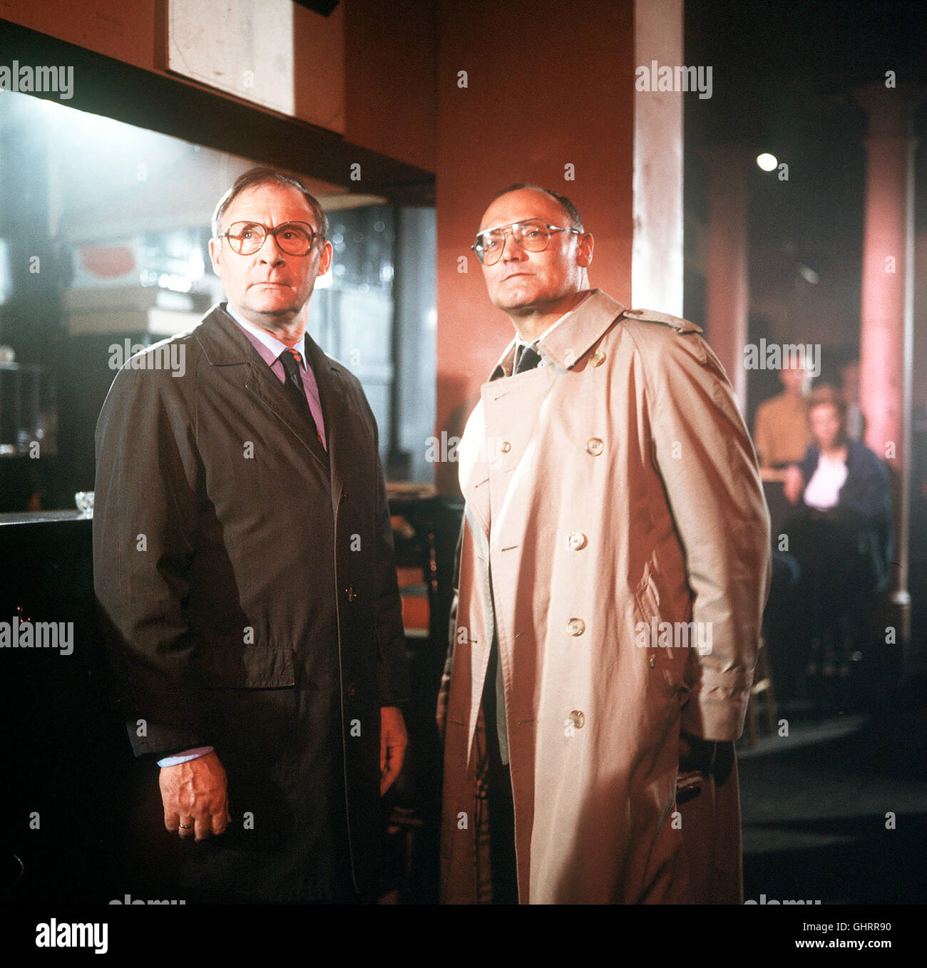 SOKO 5113- Die junge Martina wird tot in der Isar gefunden. Vage Spuren führen zu einem Erziehungsheim, die auf dem Beamten Martinas Freundin Anja treffen, die berichtet, Martina habe als Fotomodell cours de travail. Foto : Stanelle (HANS SCHULZE) mit Kleindarstellerin. Regie : Ulrich Stark aka. Herle sieht doppelt Banque D'Images