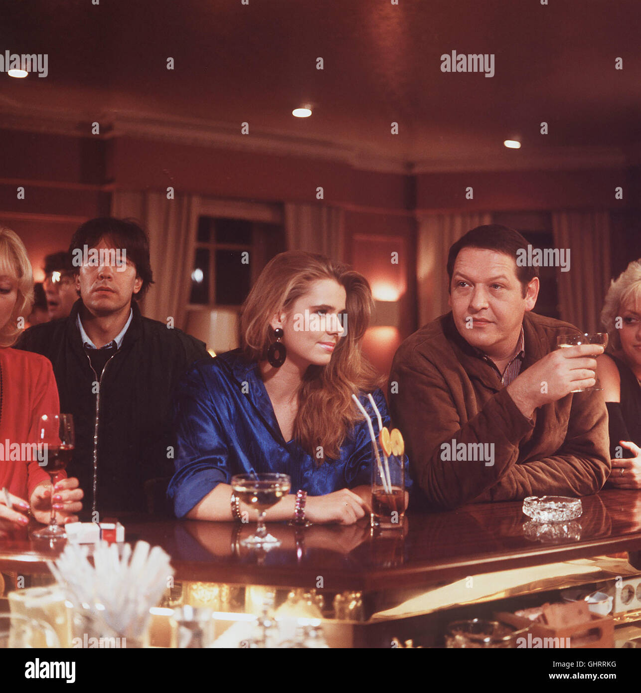 SOKO 5113 Folge : Artistengepäck Kneipentheke SZEN an der : BERND HERZSPRUNG, li. Komparsin und DIETHER KREBS, re. aka. Artistengepäck Banque D'Images