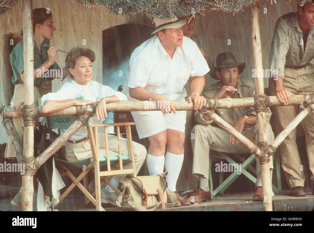 WEISSER JÄGER, SCHWARZES HERZ- Der Große Hollywood-Regisseur John Huston mourra Dreharbeiten zu dem Filmklassikers 'African Queen' dazu nutzen, sich einen geheimen Wunsch zu erfüllen : Er möchte einen Elefanten d erlegen. Bild : Paul Landers (George Dzundza) und Kay Gibson (Marisa Berenson). Regie : Clint Eastwood aka. Chasseur blanc, coeur noir Banque D'Images