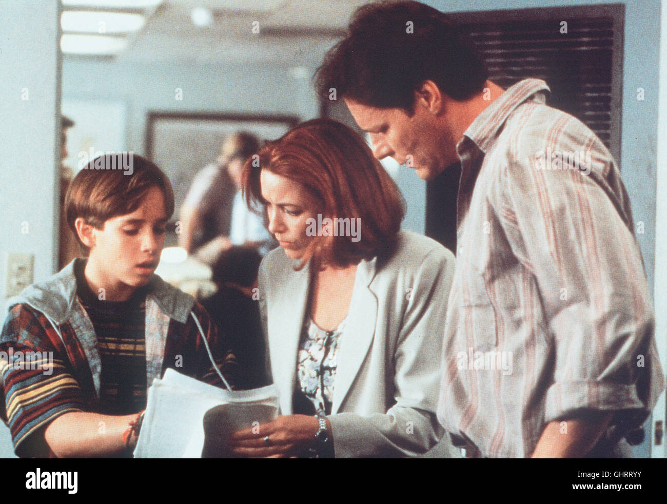 DER KILLER SYSTÈME Im- und ihr Sohn Terry Josh sollen die nächsten Opfer des Serienkillers Karl Hochman werden. Doch der verunglückt mit dem Auto, in einer Klinik hält man ihn mit computergesteuerten Apparaturen am Leben. Dann ein, Kurzschluß Hochmans durch den Seele dans das Stromnetz des E-Werks gelangt - Für Ihn eine neue Dimension, um weiter zu Morden. Voir mit : KAREN ALLEN ( Terry Munroe),WIL HORNEFF (Josh Munroe) und CHRIS MULKEY (Bram Walker) Régie : Rachel Talalay aka. Fantôme dans la machine Banque D'Images