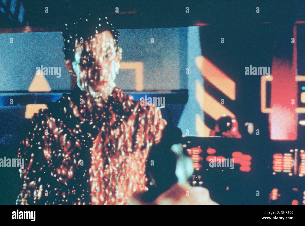 DER KILLER SYSTÈME Im- und ihr Sohn Terry Josh sollen die nächsten Opfer des Serienkillers Karl Hochman(TED MARCOUX). Doch der verunglückt mit dem Auto, in einer Klinik hält man ihn mit computergesteuerten Apparaturen am Leben. Dann ein, Kurzschluß Hochmans durch den Seele dans das Stromnetz des E-Werks gelangt - Für Ihn eine neue Dimension, um weiter zu Morden. Regie : Rachel Talalay aka. Fantôme dans la machine Banque D'Images