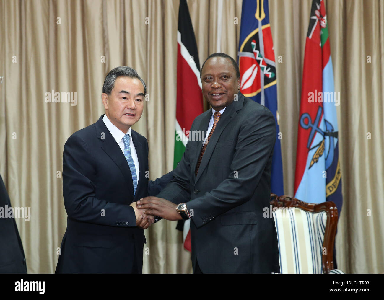 Nairobi, Kenya. 10 août, 2016. Le Président kenyan Uhuru Kenyatta (R) rencontre le ministre chinois des affaires étrangères Wang Yi à Nairobi, Kenya, 10 août 2016. © Pan Siwei/Xinhua/Alamy Live News Banque D'Images