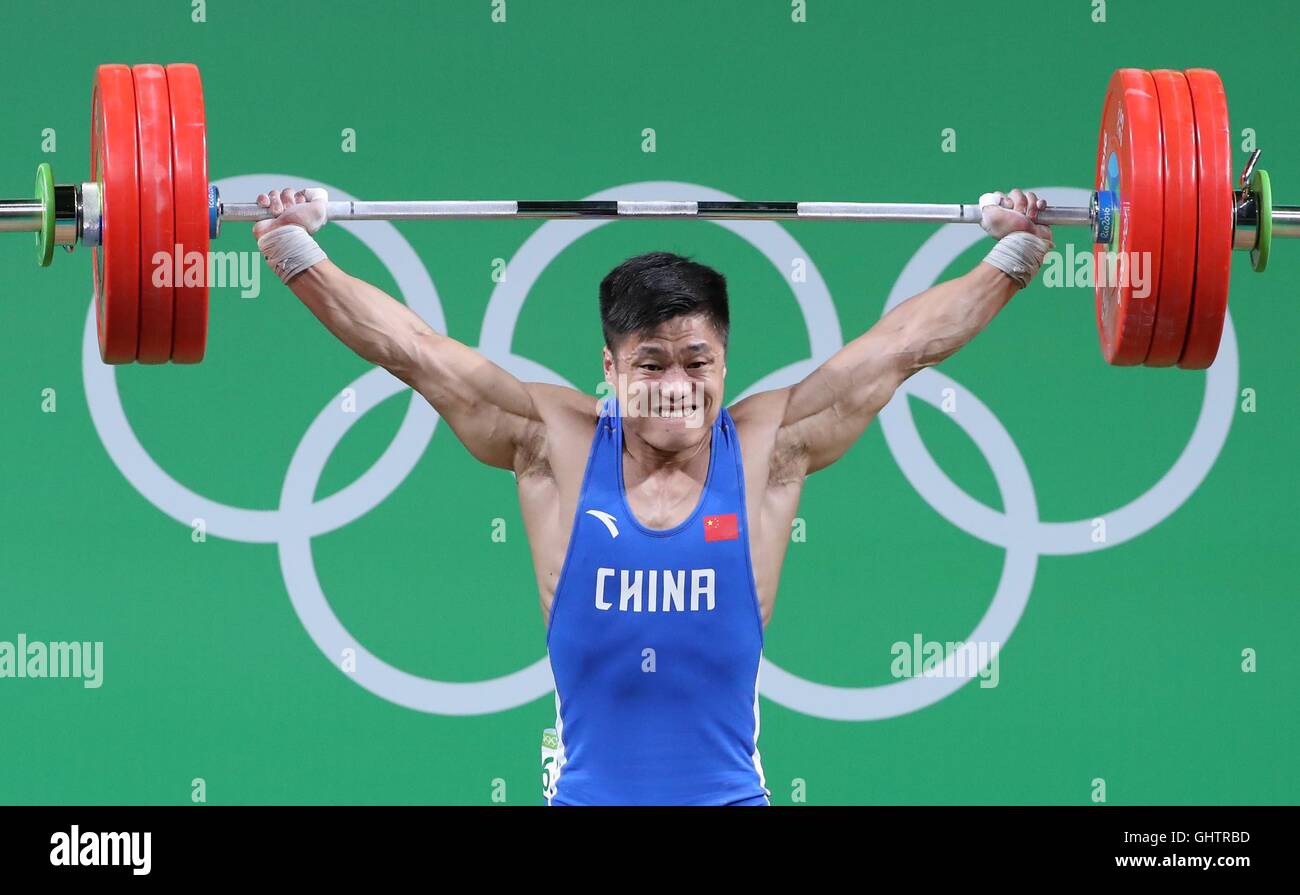 Rio de Janeiro, Brésil. 10 août, 2016. Lyu xiaojun de la concurrence de la Chine au cours de l kg : à l'épreuve des Jeux Olympiques de Rio 2016 à Rio de Janeiro, Brésil, le 10 août 2016. Lyu xiaojun a pulvérisé le record du monde hommes snatch avec 177kg. Crédit : Li Ming/Xinhua/Alamy Live News Banque D'Images