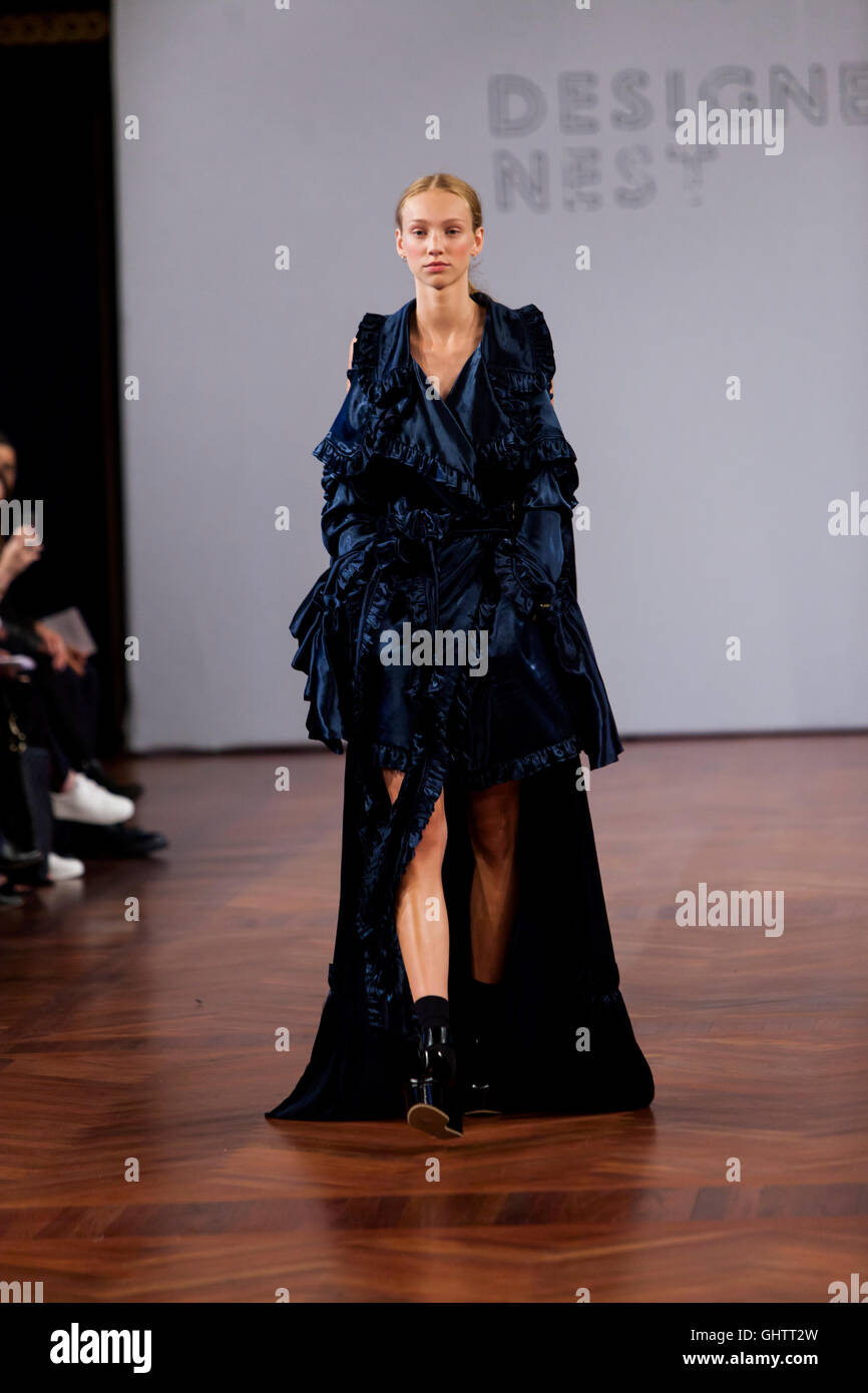Copenhague, Danemark, 10 août 2016 : : A model wearing design par Haini-Maria Hynynen (Université Aalto, School of Art, la Finlande ) au nid Designers Award Show pour les jeunes talents au Copenhagen Fashion Week printemps/été 2017. Sous le patronage de Son Altesse Royale la princesse Mary, le concepteur le nid du prix a été créé pour récompenser particulièrement doués et prometteurs Nordicdesign-étudiants. Le jury est un mélange de personnalités danoises et internationales de l'industrie de la mode. Credit : OJPHOTOS/Alamy Live News Banque D'Images