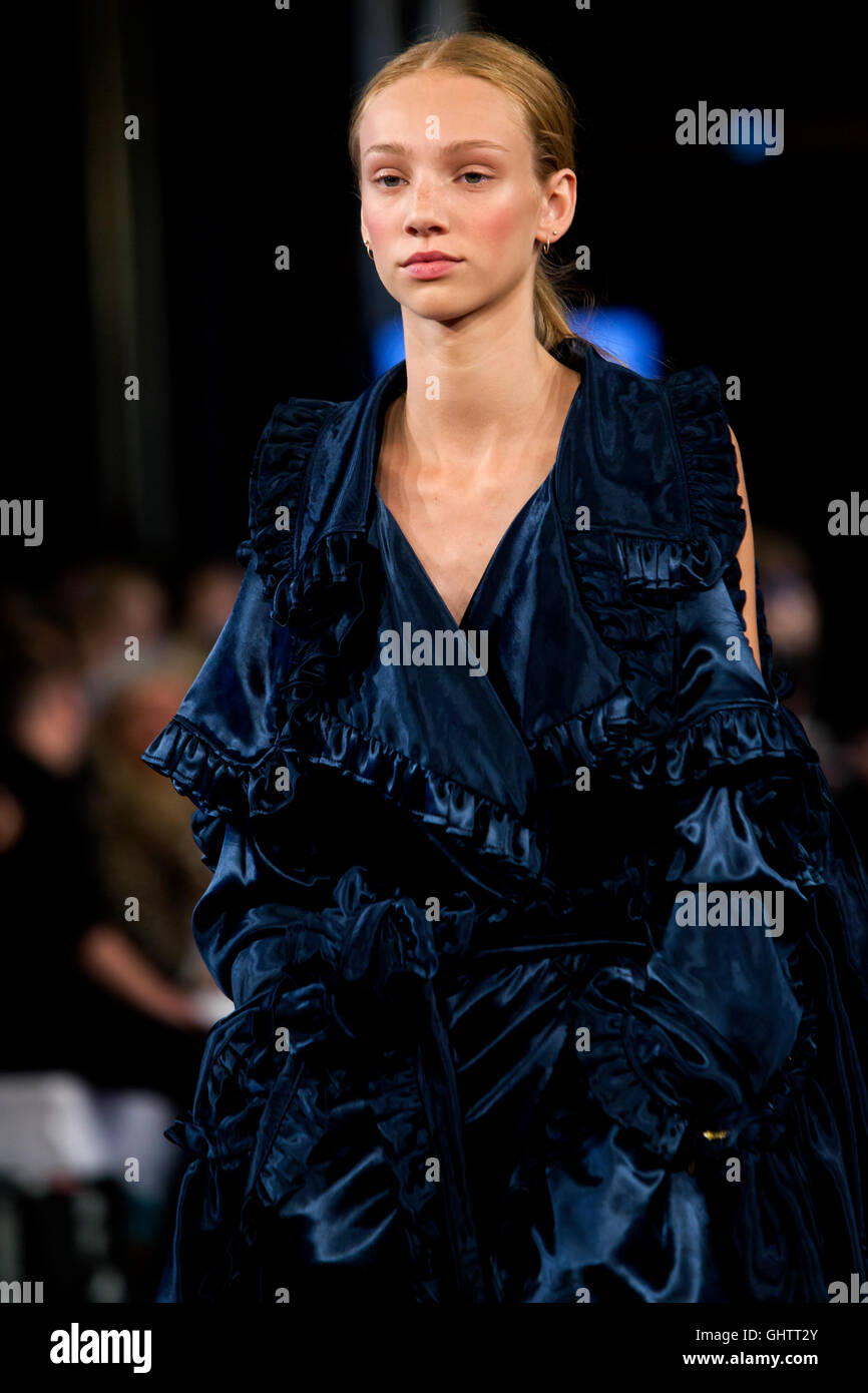 Copenhague, Danemark, 10 août 2016 : : A model wearing design par Haini-Maria Hynynen (Université Aalto, School of Art, la Finlande ) au nid Designers Award Show pour les jeunes talents au Copenhagen Fashion Week printemps/été 2017. Sous le patronage de Son Altesse Royale la princesse Mary, le concepteur le nid du prix a été créé pour récompenser particulièrement doués et prometteurs Nordicdesign-étudiants. Le jury est un mélange de personnalités danoises et internationales de l'industrie de la mode. Credit : OJPHOTOS/Alamy Live News Banque D'Images