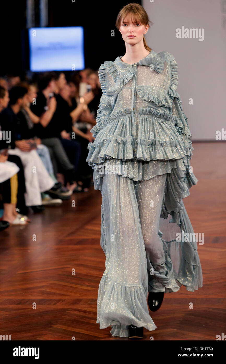 Copenhague, Danemark, 10 août 2016 : : A model wearing design par Haini-Maria Hynynen (Université Aalto, School of Art, la Finlande ) au nid Designers Award Show pour les jeunes talents au Copenhagen Fashion Week printemps/été 2017. Sous le patronage de Son Altesse Royale la princesse Mary, le concepteur le nid du prix a été créé pour récompenser particulièrement doués et prometteurs Nordicdesign-étudiants. Le jury est un mélange de personnalités danoises et internationales de l'industrie de la mode. Credit : OJPHOTOS/Alamy Live News Banque D'Images