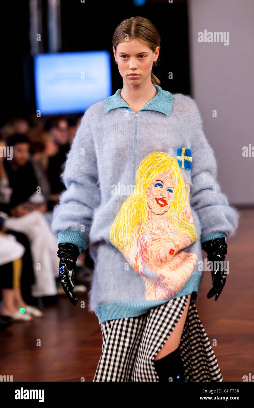 Copenhague, Danemark, 10 août 2016 : : A model wearing design by Matilda Forssblad (la Swedish School of Textiles ) au nid Designers Award Show pour les jeunes talents au Copenhagen Fashion Week printemps/été 2017. Sous le patronage de Son Altesse Royale la princesse Mary, le concepteur le nid du prix a été créé pour récompenser particulièrement doués et prometteurs Nordicdesign-étudiants. Le jury est un mélange de personnalités danoises et internationales de l'industrie de la mode. Credit : OJPHOTOS/Alamy Live News Banque D'Images