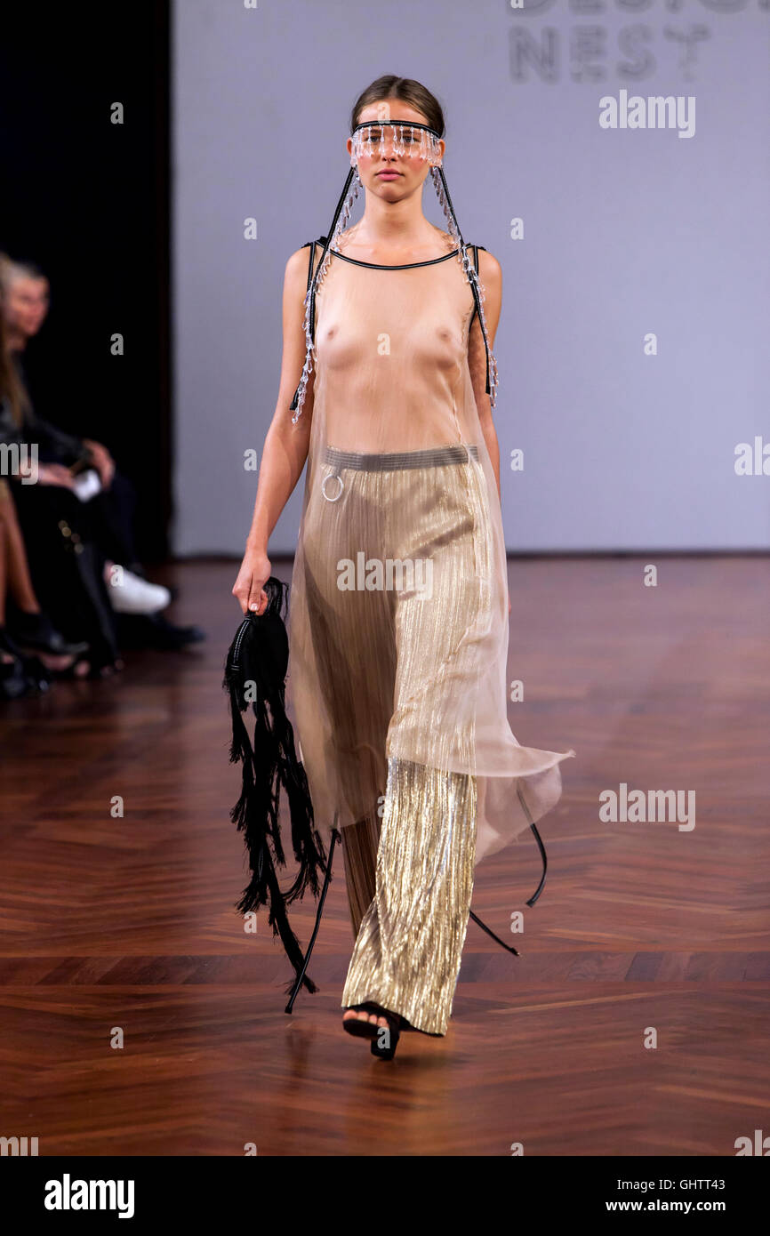 Copenhague, Danemark, 10 août 2016 : : A model wearing design by Matilda Forssblad (la Swedish School of Textiles )sur le Nid Designers Award Show pour les jeunes talents au Copenhagen Fashion Week printemps/été 2017. Sous le patronage de Son Altesse Royale la princesse Mary, le concepteur le nid du prix a été créé pour récompenser particulièrement doués et prometteurs Nordicdesign-étudiants. Le jury est un mélange de personnalités danoises et internationales de l'industrie de la mode. Credit : OJPHOTOS/Alamy Live News Banque D'Images