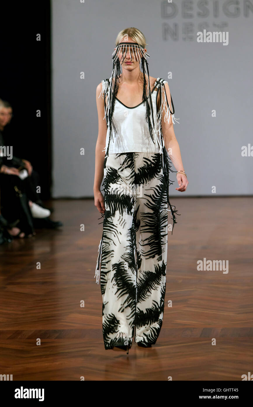 Copenhague, Danemark, 10 août 2016 : : A model wearing design by Matilda Forssblad (la Swedish School of Textiles )sur le Nid Designers Award Show pour les jeunes talents au Copenhagen Fashion Week printemps/été 2017. Sous le patronage de Son Altesse Royale la princesse Mary, le concepteur le nid du prix a été créé pour récompenser particulièrement doués et prometteurs Nordicdesign-étudiants. Le jury est un mélange de personnalités danoises et internationales de l'industrie de la mode. Credit : OJPHOTOS/Alamy Live News Banque D'Images