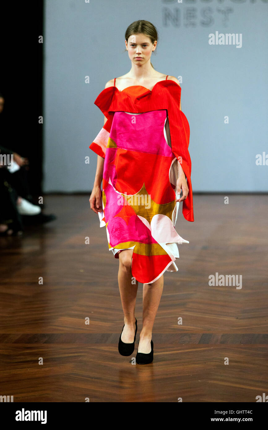Copenhague, Danemark, 10 août 2016 : : A model wearing design par Caecilie Dyruo (École de Design de Kolding, Danemark) au nid Designers Award Show pour les jeunes talents au Copenhagen Fashion Week printemps/été 2017. Sous le patronage de Son Altesse Royale la princesse Mary, le concepteur le nid du prix a été créé pour récompenser particulièrement doués et prometteurs Nordicdesign-étudiants. Le jury est un mélange de personnalités danoises et internationales de l'industrie de la mode. Credit : OJPHOTOS/Alamy Live News Banque D'Images