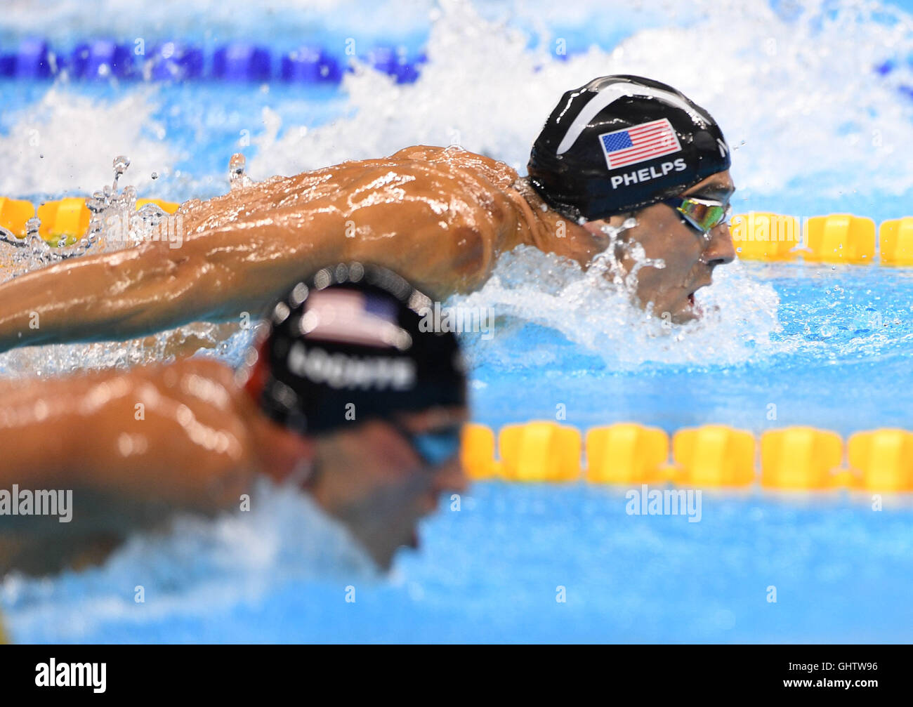 Rio de Janeiro, Brésil. 10 août, 2016. Michael Phelps (top) des États-Unis d'Amérique fait concurrence au cours de la demi-finale du 200m quatre nages individuel de natation au Jeux Olympiques de Rio 2016 à Rio de Janeiro, Brésil, le 10 août 2016. Credit : Kong Hui/Xinhua/Alamy Live News Banque D'Images