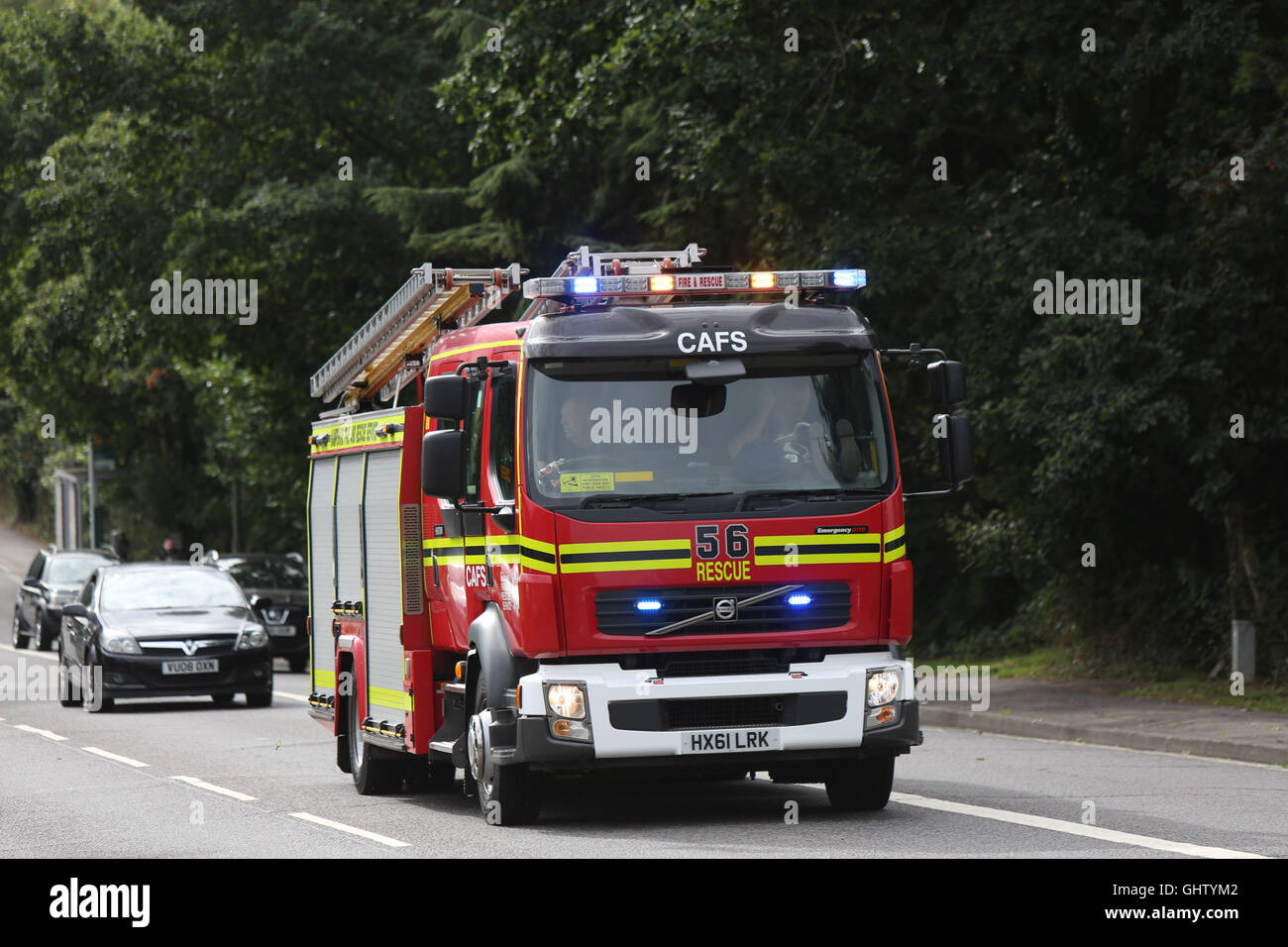 Southampton, Hampshire, Royaume-Uni. 11 août, 2016. Stand Off armé avec l'homme sur le toit, d'une opération d'urgence a été en cours depuis près de 12 heures après qu'un homme a été repéré sur un toit à Southampton. Les services d'urgence ont été sur la scène du jour au lendemain depuis 21h30 hier soir. Des agents de police d'Hampshire Police a été à un bloc d'appartements dans la région de Bursledon Road, Bitterne, depuis la nuit dernière. Un cordon de police a été mis en place dans le bloc d'appartements. Les équipes de pompiers de Hightown Fire Station ont été appelés à fournir leur plate-forme de l'échelle aérienne pour aider la police. Credit : uknip/Alamy Live News Banque D'Images