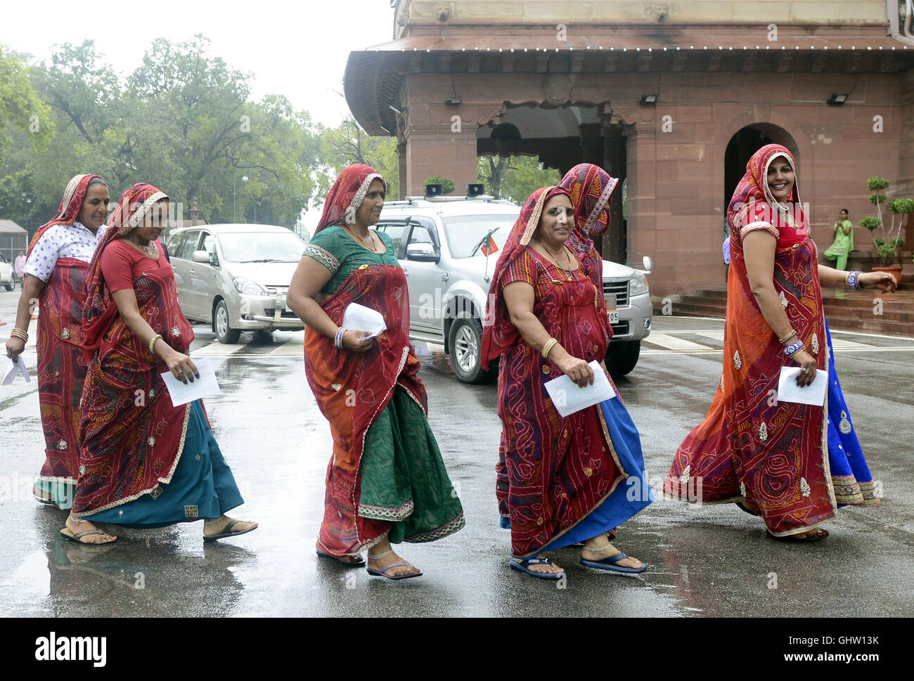 New Delhi, Inde. Août 11, 2016. Des femmes habillées avec des vêtements traditionnels de Jhunjhunu district de Rajasthan attendre dans la ligne d'assister la mousson en session parlement indien, à New Delhi, Inde, le 11 août, 2016. Credit : Stringer/Xinhua/Alamy Live News Banque D'Images