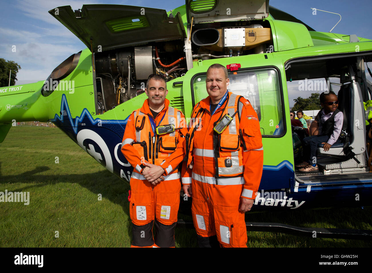 Bristol, Royaume-Uni. Août 11, 2016. Les médecins de soins critiques Phil Dr. Cowburn et Jules par le grand pose Blackland Western Air ambulance au Bristol International Balloon Fiesta Crédit : Keith Larby/Alamy Live News Banque D'Images