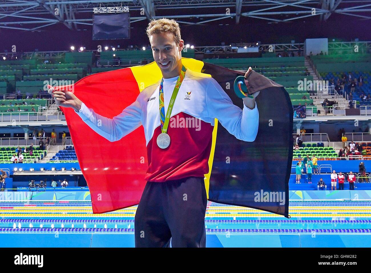 Rio de Janeiro, Brésil. 10 août, 2016. Pieter Timmers de Belgique présente le drapeau belge et sa médaille d'argent au 100m nage libre Hommes Podium Cérémonie au Stade olympique de natation - 100 m nage libre : Action Crédit Plus Sport/Alamy Live News Banque D'Images
