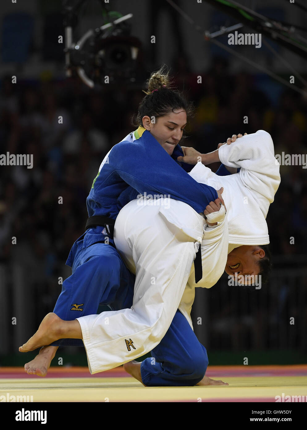 Rio de Janeiro, Brésil. Août 11, 2016. Mayra Aguiar du Brésil (L) est en concurrence contre Yalennis Castillo de Cuba au cours de la féministe 78KG concours judo pour médaille de bronze au Jeux Olympiques de Rio 2016 à Rio de Janeiro, Brésil, le 11 août 2016. Mayra Aguiar a remporté la médaille de bronze. Credit : Wu Wei/Xinhua/Alamy Live News Banque D'Images