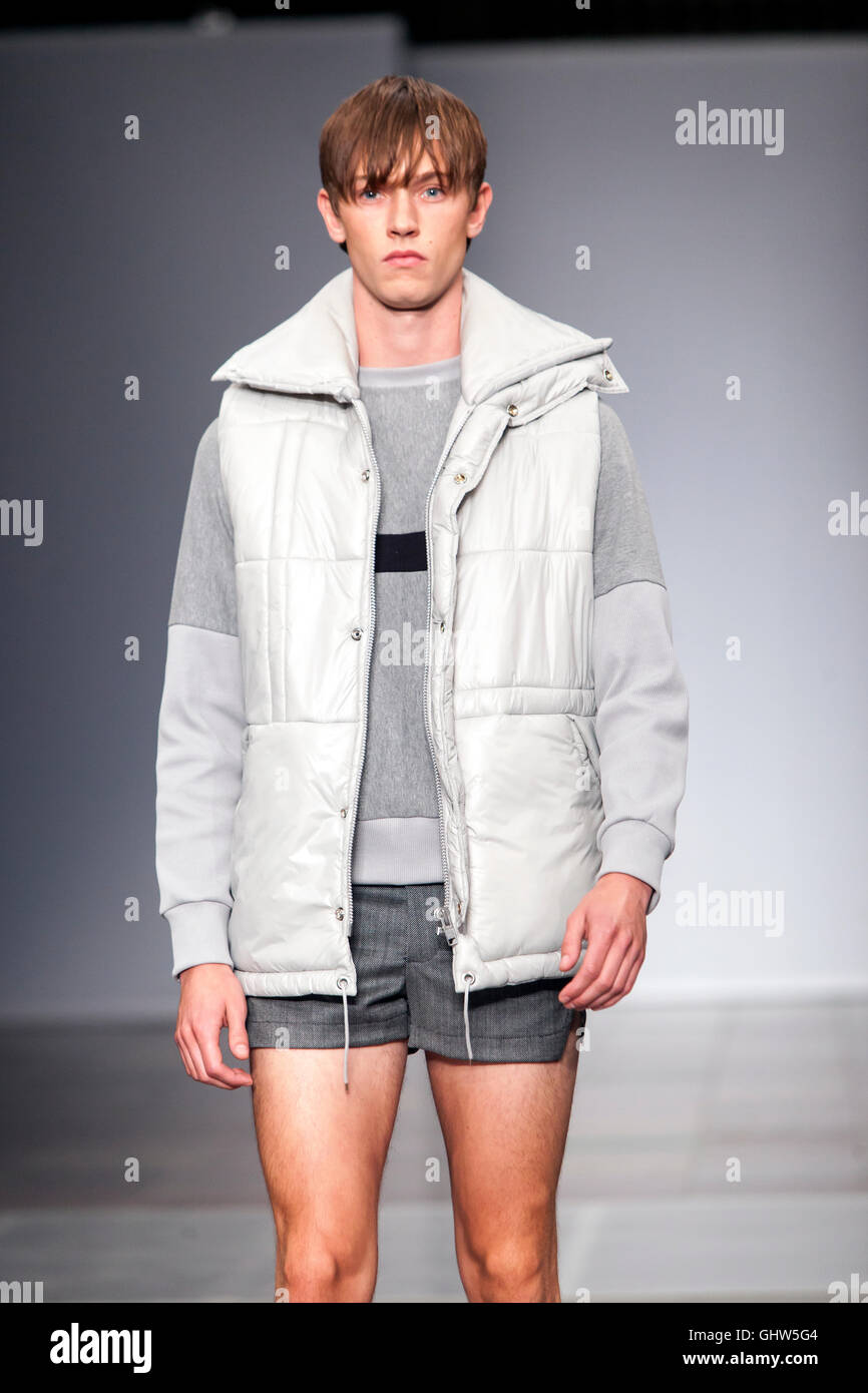 Copenhague, Denmmark - Août 11, 2016 : A model au Ellen show Pedersen à l'Hôtel de ville de Copenhague Copenhague pendant la Fashion Week Spring/Summer2017. Credit : OJPHOTOS/Alamy Live News Banque D'Images