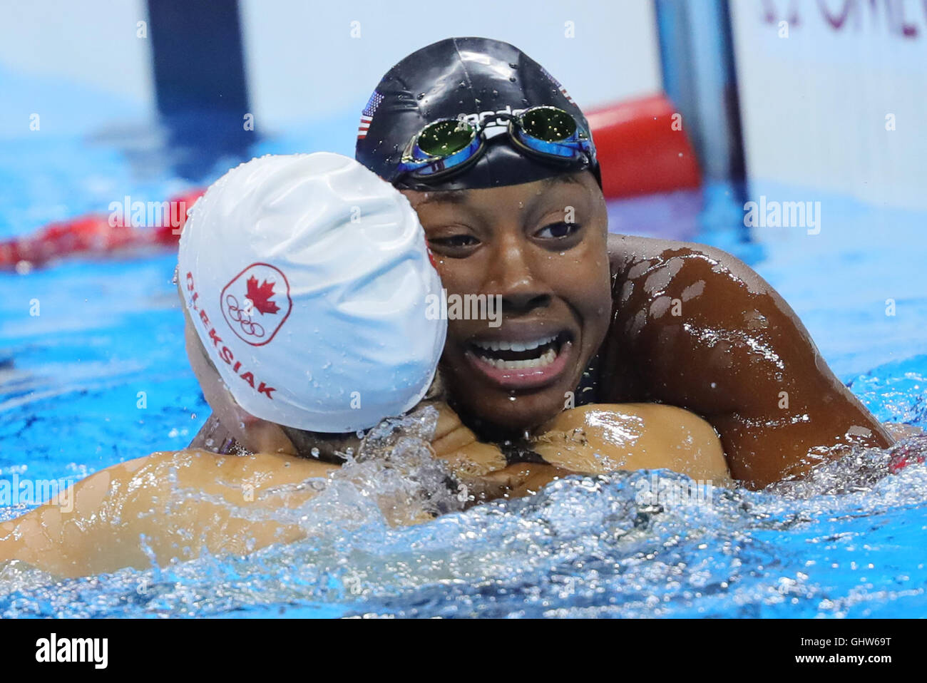 Rio de Janeiro, Brésil. Août 11, 2016. Simone Manuel (R) de la France célèbre avec Penny Oleksiak du Canada au cours de la Women's 100m nage libre des épreuves de natation lors des Jeux Olympiques de Rio 2016 au Stade olympique de natation à Rio de Janeiro, Brésil, le 11 août 2016. Nanuek a remporté la médaille d'Oleksiak, a pris la médaille d'argent. Photo : Michael Kappeler/dpa/Alamy Live News Banque D'Images