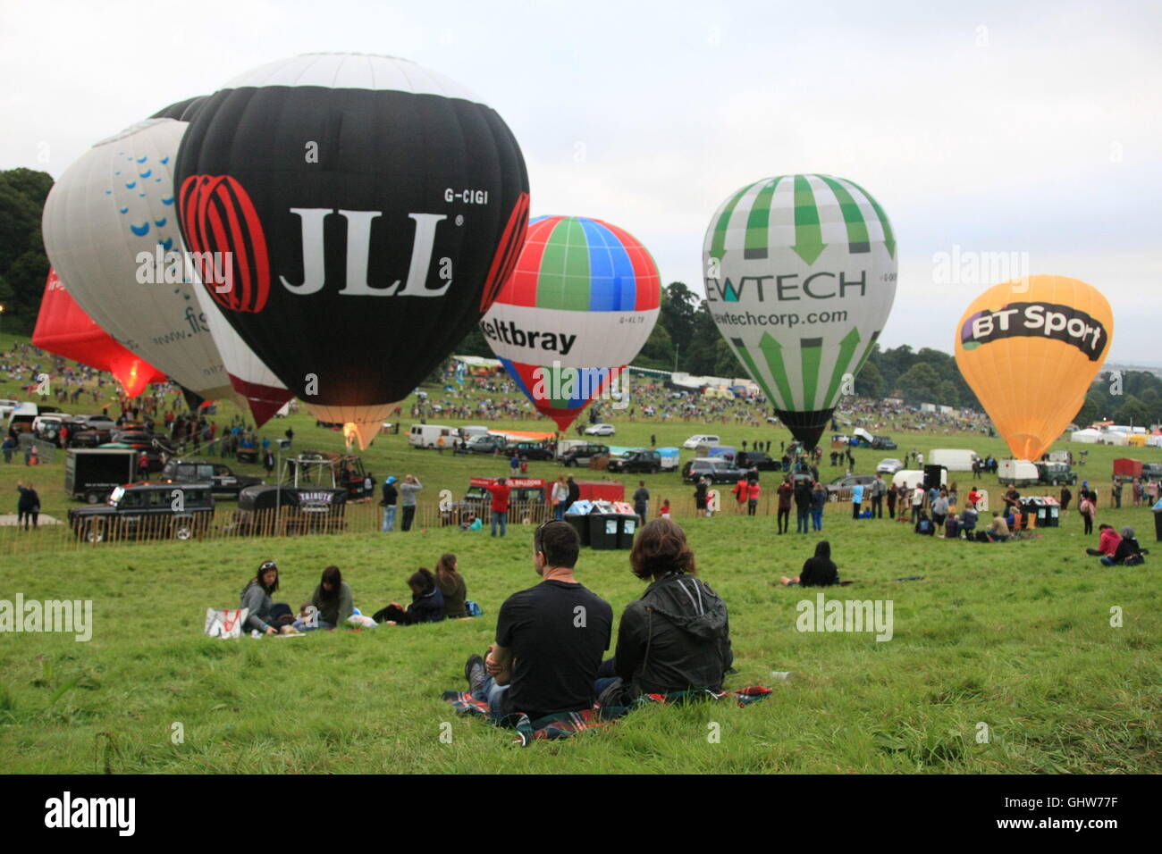 Bristol, Royaume-Uni. 12 août 2016. Le ballon de masse de la matinée du deuxième jour de la Bristol Balloon Fiesta est annulée en raison de conditions météorologiques défavorables Credit : Bliss Lane/Alamy Live News Banque D'Images