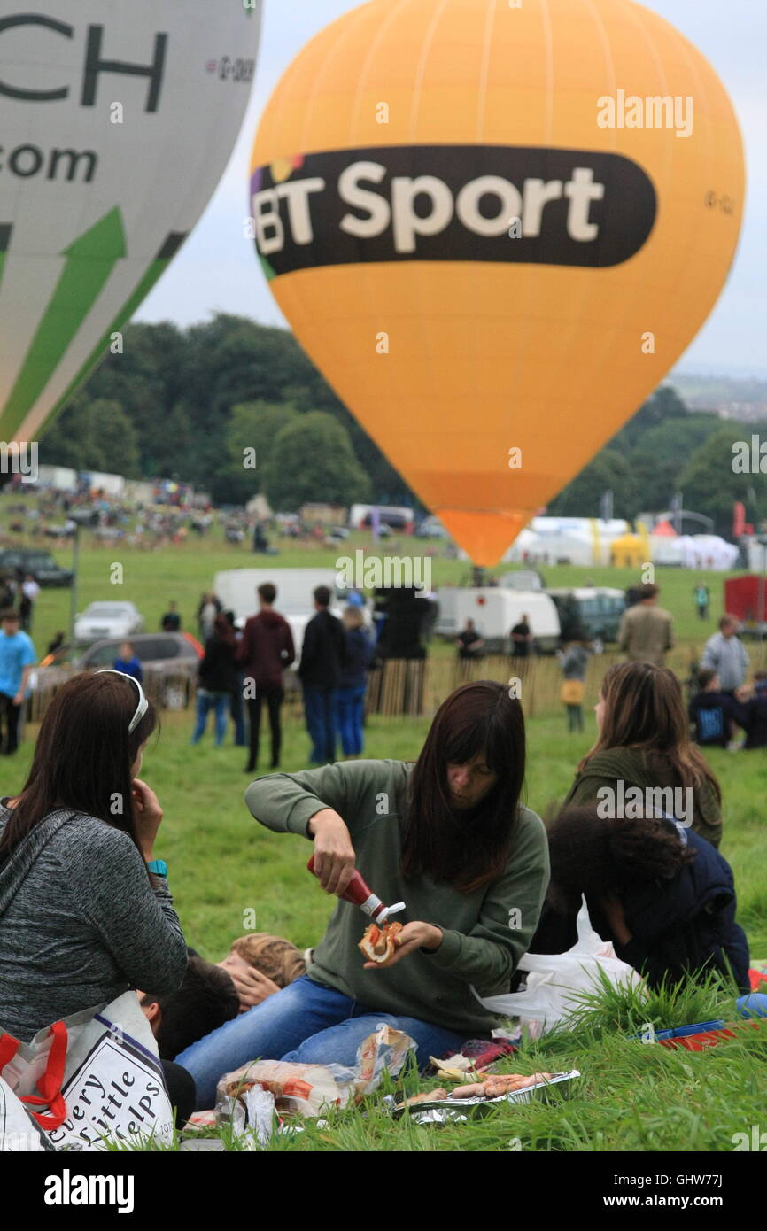 Bristol, Royaume-Uni. 12 août 2016. Le ballon de masse de la matinée du deuxième jour de la Bristol Balloon Fiesta est annulé en raison de rafales de vent. Bliss Lane/Alamy live news Crédit : Bliss Lane/Alamy Live News Banque D'Images