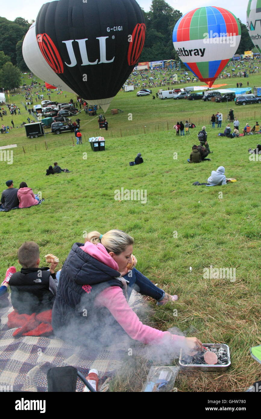 Bristol, Royaume-Uni. 12 août 2016. Le ballon de masse de la matinée du deuxième jour de la Bristol Balloon Fiesta est annulé en raison de rafales de vent. Bliss Lane/Alamy live news Crédit : Bliss Lane/Alamy Live News Banque D'Images