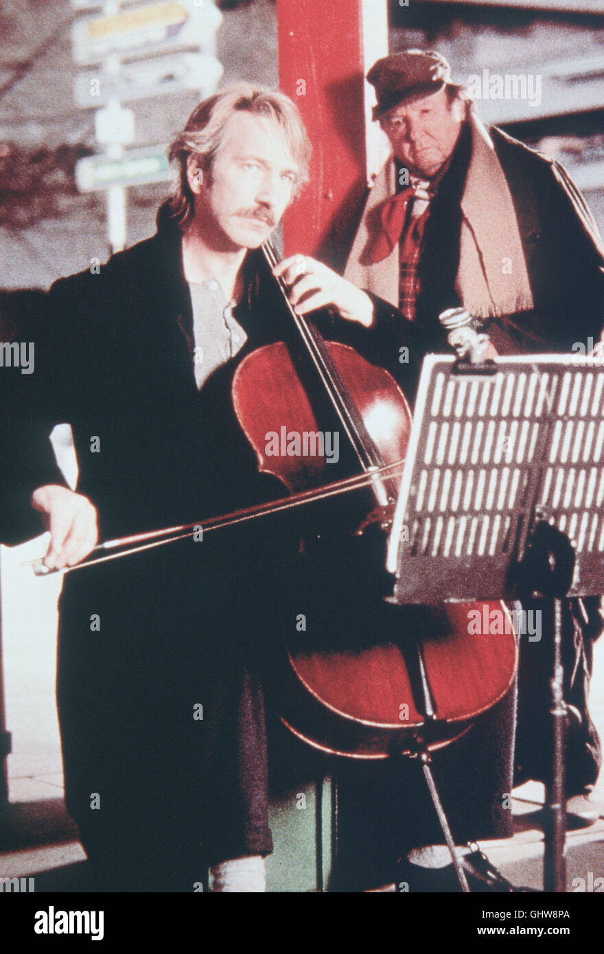 WIE VERRÜCKT UND AUS Zwei HERZEN- TIEFSTEM Jahre nach seinem Tod ist Jamie (Alan Rickman) wieder da. Der unendliche senneur Kummer Frau hat die ihm Grabesruhe genommen. Regie : Anthony Minghella aka. Vivo per Lei Banque D'Images