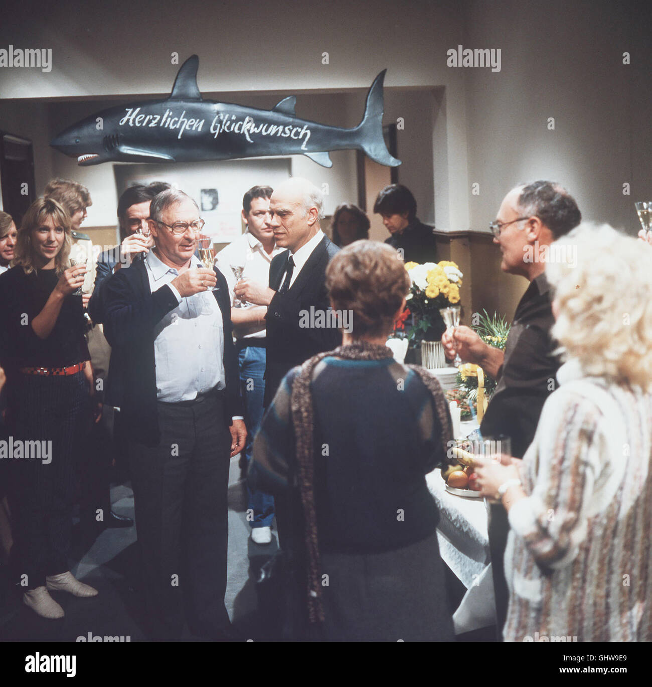 SOKO 5113 Zellmann (ROLF SCHIMPF) feiert seinen 50. Geburtstag Foto vlnr. : voir mit Bärbel Mattner (SABINE KAACK), Zellmann (ROLF SCHIMPF), Mayer (HERBERT FUX), Stanelle (HANS SCHULZE) und Karl Göttmann (WERNER KREINDL). Regie : Kai Borsche aka. Sichtvermerk Banque D'Images