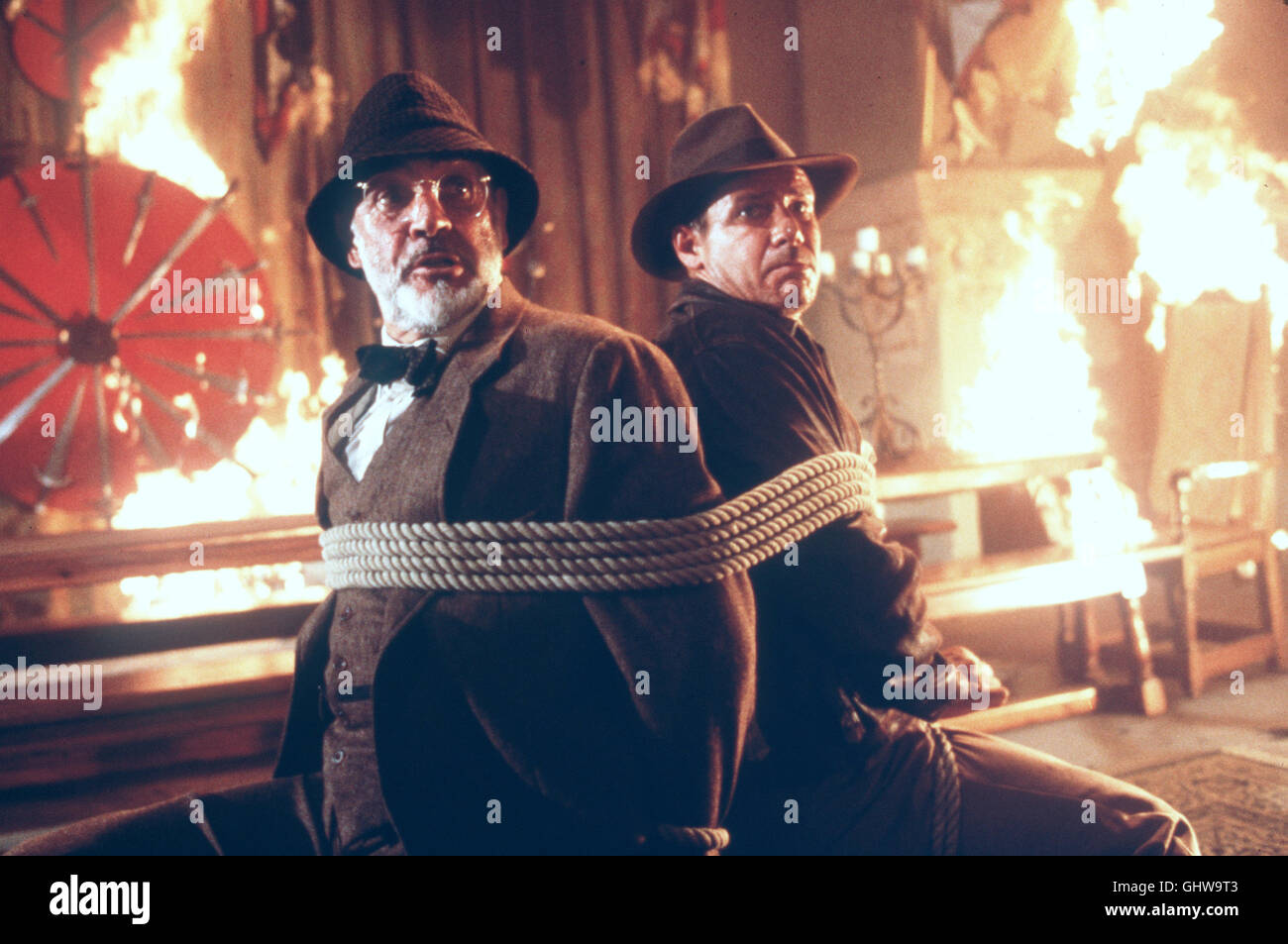 INDIANA JONES UND DER LETZTE KREUZZUG Bevor sich Indiana Jones (Harrison Ford, r.) auf die Jagd nach dem Heiligen Gral macht, muß er erst noch seinen Vater Henry Jones (SEAN CONNERY) befreien, der von den Nazis entführt wurde. Regie : Steven Spielberg aka. Indiana Jones et la dernière croisade Banque D'Images