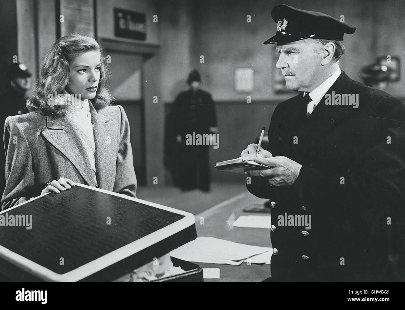 Jagd im Nebel- Londres 1937. Der Ex-Musiker Luis Denard, 'Der stumme' im kämpft für die Republikaner. Geheimagent als er versucht, eine der Kohlelieferung Franco-Regime faschistische Jèrri un das en zu. Mme Melandez vermeintlichen Seine Helfer und Contreras entpuppen sich als Verräter est und plötzlich wird als Denard gejagt mörder. Die ne corrige que burschikose Rose Cullen, die Tochter von Minenbesitzers, Denard glaubt und damit sich selbst dans begibt Lebensgefahr. Voir mit Lauren Bacall Regie : Herman Shumlin aka. Agent confidentiel Banque D'Images