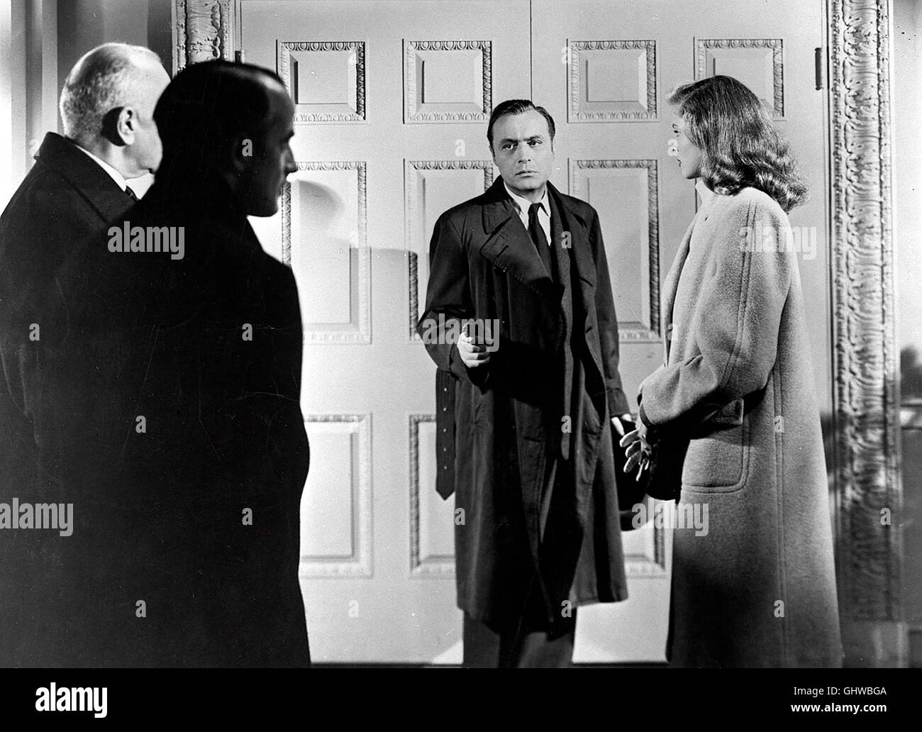 Jagd im Nebel- Londres 1937. Der Ex-Musiker Luis Denard (Charles Boyer), 'Der stumme' im kämpft für die Republikaner. Geheimagent als er versucht, eine der Kohlelieferung Franco-Regime faschistische Jèrri un das en zu. Mme Melandez vermeintlichen Seine Helfer und Contreras entpuppen sich als Verräter est und plötzlich wird als Denard gejagt mörder. Die ne corrige que burschikose Rose Cullen (Lauren Bacall), die Tochter von Minenbesitzers, Denard glaubt und damit sich selbst dans begibt Lebensgefahr. Regie : Herman Shumlin aka. Agent confidentiel Banque D'Images