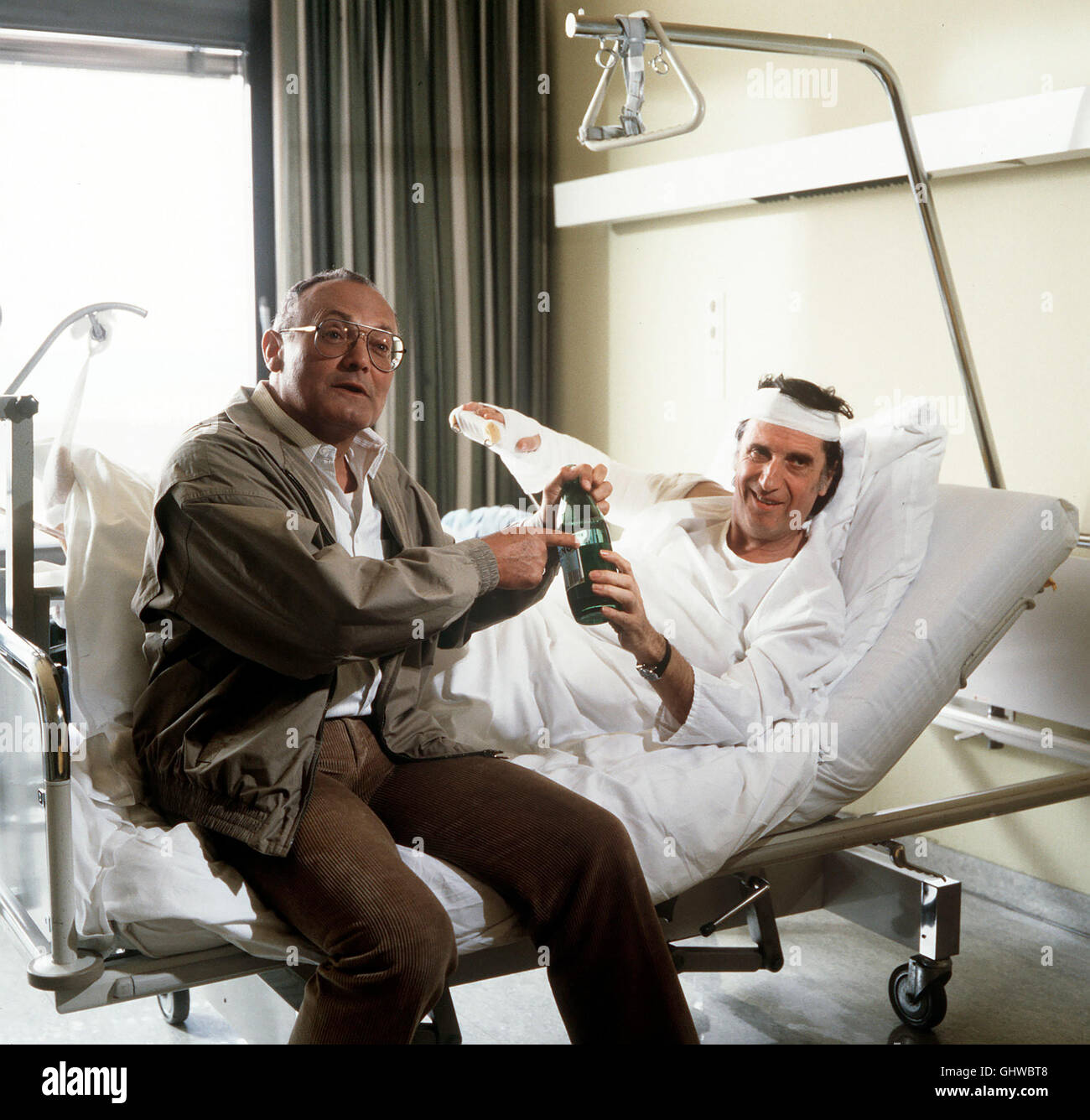 SOKO 5113 Folge : Ein für Mordfall Göttmann Tödliche Schüsse auf den Großindustriellen Alfred Kronberg. KHK Göttmann (WERNER KREINDL) erledigt mehr und mehr persönliches Interesse an dem Fall, weshalb der SOKO der Fall entzogen wird. Göttmann trotzdem ermittelt. Voir mit Mayer (HERBERT FUX, r.) Régie : Ulrich Stark aka. Für ein Mordfall Göttmann Banque D'Images