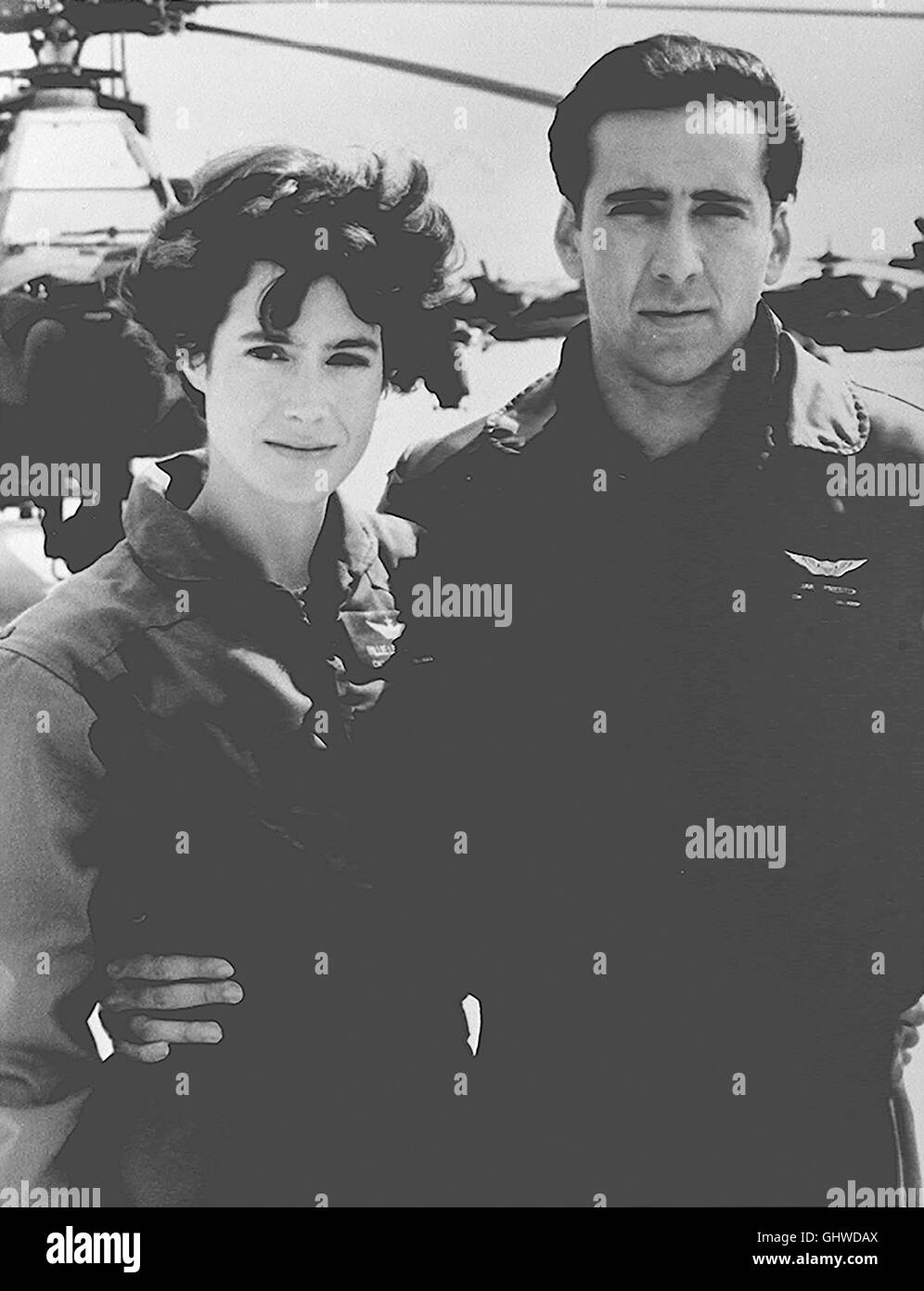 AIRBORNE - FLÜGEL AUS STAHL- Das amerikanische Flieger-As Jake Preston (NICOLAS CAGE) und seine Ex-Freundin Billie Lee (SEAN YOUNG) werden mit anderen Mitgliedern einer Spezialeinheit am hypermodernen Apache-Kampfhubschrauber waffenstrotzende - eine ausgebildet High-Tech-Maschine mit über 1700 PS. Damit soll ein Einsatz gegen das südamerikanische Drogenkartell geflogen werden. Jake und die Billie plötzlich fest, dass ihre Liebe ist immer noch nicht erloschen Regie : David Green aka. Les oiseaux de feu Banque D'Images