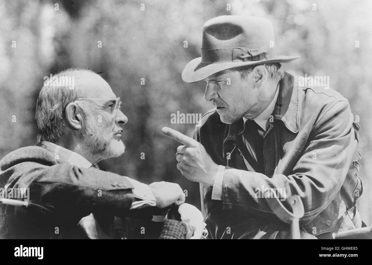 INDIANA JONES UND DER LETZTE KREUZZUG Diesmal mischt Papa mit : Auf der Suche nach dem Heiligen Gral' 'werden die Professoren Indiana Jones (Harrison Ford, r.) und sein Vater Henry Jones (SEAN CONNERY) von Religionsfanatikern Nazis und quer über den europäischen Kontinent bis in den Nahen Osten gejagt. Bis Sie den Kelch sagenumwobenen gefunden haben, gilt es, manches Abenteuer zu, ... Regie : Steven Spielberg aka. Indiana Jones et la dernière croisade Banque D'Images