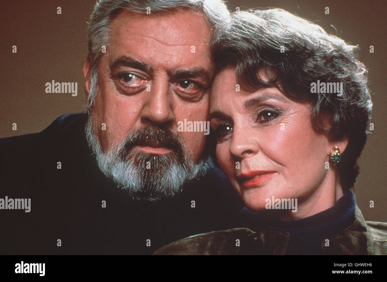 PERRY MASON UND DIE VERLORENE LIEBE- Als Perry Mason (RAYMOND BURR) seine frühere Geliebte Laura (JEAN SIMMONS), wiedertrifft entflammen seine Gefühle für sie erneut. Schon kurz darauf bittet nhi Laura, die knapp vor der Wahl zur Senatorin steht, um die Verteidigung votre Mannes Glen. Er soll einen Privatdetektiv getötet haben, Laura erpressen wollte der. Regie : Ron Satlof aka. Perry Mason : le cas de l'amour perdu Banque D'Images