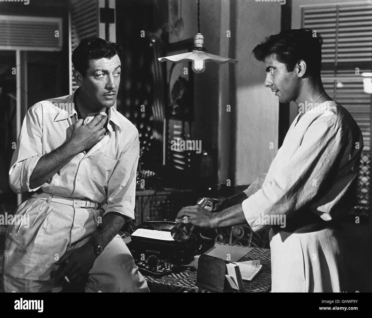 GEHEIMAKTION CARLOTTA - Ein Geheimagent der US-amerikanischen Géographie hat den Schmuggel Kriegsmaterial von einem dans mittelamerikanischen Fischerdorf aufzuklären. Er ist dabei nicht nur heimtückischen Mordanschlägen, sondern auch den Reizen eines schönen Frau ausgesetzt. Rigby (Robert Taylor), Tito RENALDO) Régie : Robert Z. Leonard aka. Le pot-de-vin Banque D'Images