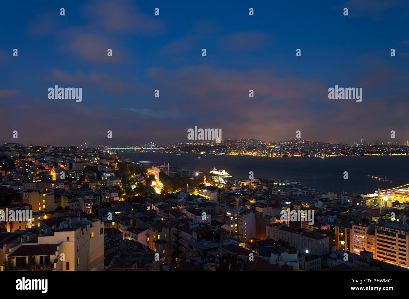 Istanbul et le Bosphore au coucher du soleil dans l'arrière-plan le pont de Bosphore Banque D'Images