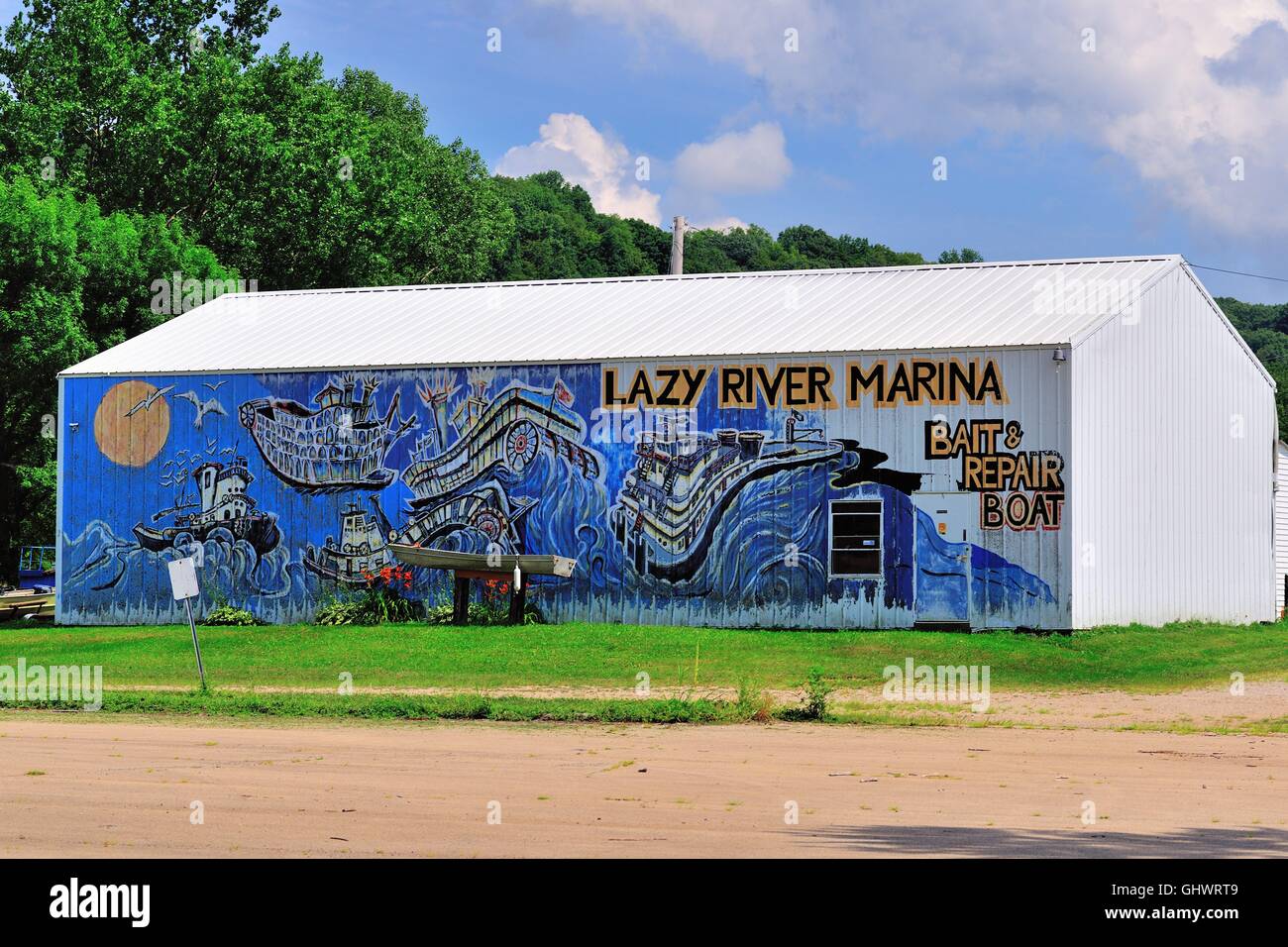 La Lazy River Marina près d'une rampe de mise à l'eau le long du Mississippi dans la savane, Illinois, USA. Banque D'Images