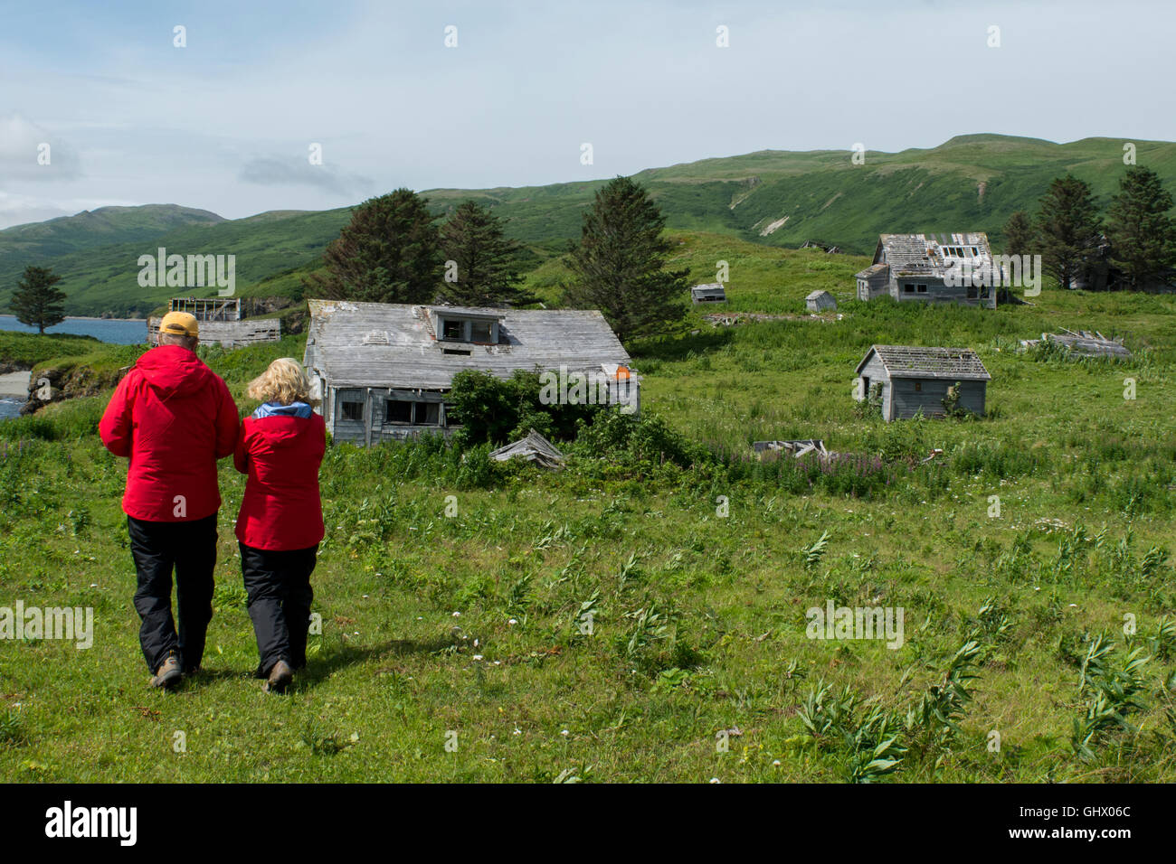 L'Alaska, les îles Aléoutiennes, l'île de l'AGNU, Village de l'AGNU. Les touristes de l'expédition à la découverte des mines d'or abandonnées village. Banque D'Images