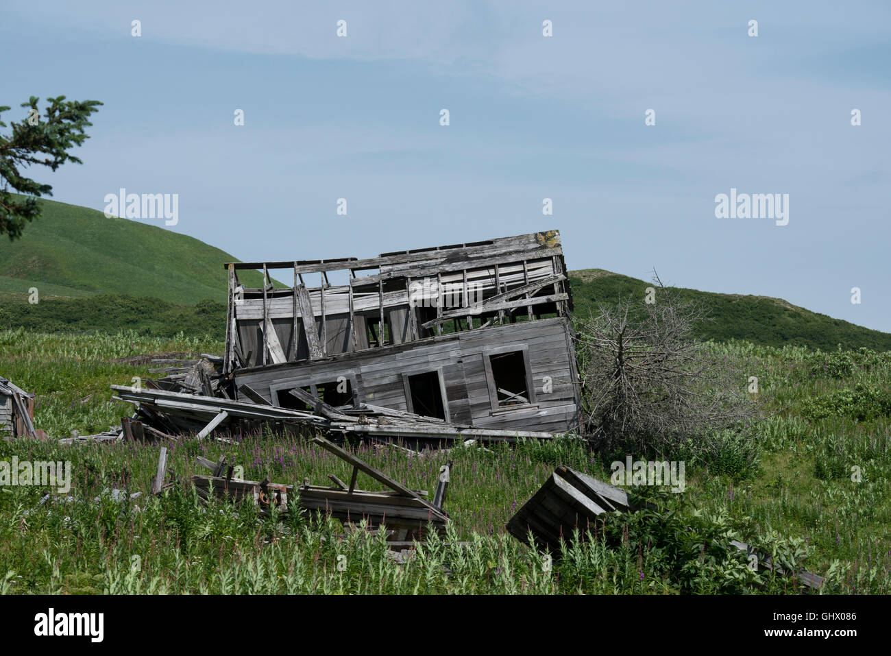 L'Alaska, les îles Aléoutiennes, l'île de l'AGNU, Village de l'AGNU. Les mines d'or abandonnées village. Banque D'Images